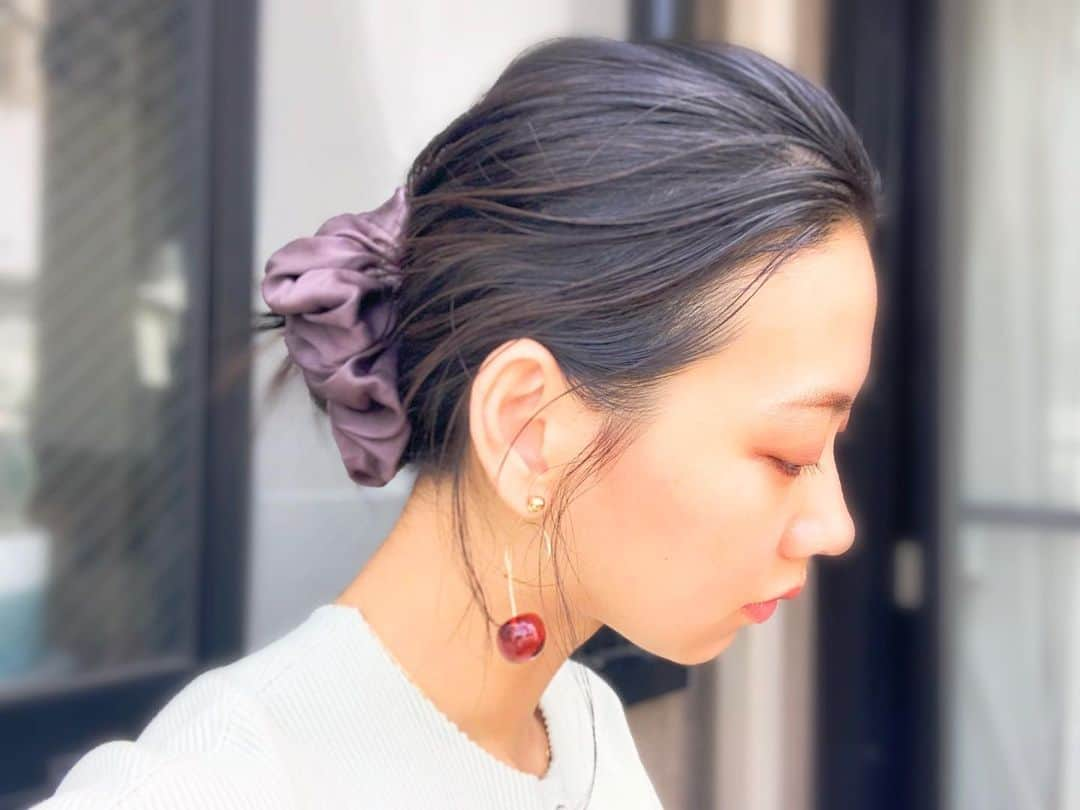 多嶋沙弥さんのインスタグラム写真 - (多嶋沙弥Instagram)「@colette_malouf_japan のシュシュは、なんと購入してから5年半が経過🎀 人生でシュシュを買ったのは後にも先にもこれひとつですが、 色味、素材、肉厚な質感に加えて、それほど長くない髪の毛でも適当に纏めてこれを通せばなんだか良い感じにまとまります💓 一度もゴムがちぎれたりせず、非常に丈夫です💪 . 色違いが欲しいなと思ったけれど今はもう手に入らないモデルなのが残念ですが、 5年経ってより自分のスタイルに馴染んできました🥰 . そういえば当時、結婚式の二次会でつけるヘアアクセサリーを探していて、 そのときに一緒に旦那さんに買ってもらったのですが… 雑貨屋さんで買うのとはちょっと違うインポートらしい値札のついたヘアアクセサリーを持ってレジに並びながら「へえぇ、ただ髪を結ぶだけなのに…女の人ってお金がかかるねぇ」とボソボソ呟いていたのを思い出します😂 私もタグを見て内心びっくりしましたが「そうなんだよねー😊」と受け流してしまいました😉笑 . 一生に一度、な結婚式にかこつけて手に入れたそんな投資アイテムだっただけに、 これからも長く長く側に置いておけるといいなと思っています❤️ . #colettemalouf#ママモデル#男の子ママ#シュシュ#大事なもの#stayhome」5月19日 19時49分 - saya_tajima