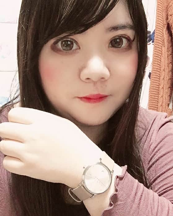 hoshizaki eriのインスタグラム：「@nomonday_jp の新作 【Happyweekend】✨🐰 相変わらずお洒落な時計⌚ キラキラしていて高級感があります✨ 時計自体軽いので付けやすいです💓 ベルトも柔らかくて付け心地が良い💗 . 【eriiiea】のクーポンコードで 全品10%OFFになるので 是非使って下さいね💕🍀 . . #ノーマンデー #時計 #腕時計 #nomonday #手元倶楽部 #手元コーデ #watches #大人ウォッチ  #happyweekend #pleaselikeit #likebackalways #followme #present #followback #相互フォロー #PR #pinkpinkpink💕 #大人コーデ #手元オシャレ #ootd #스타일 #패션스타그램 #맞팔 #팔로미」
