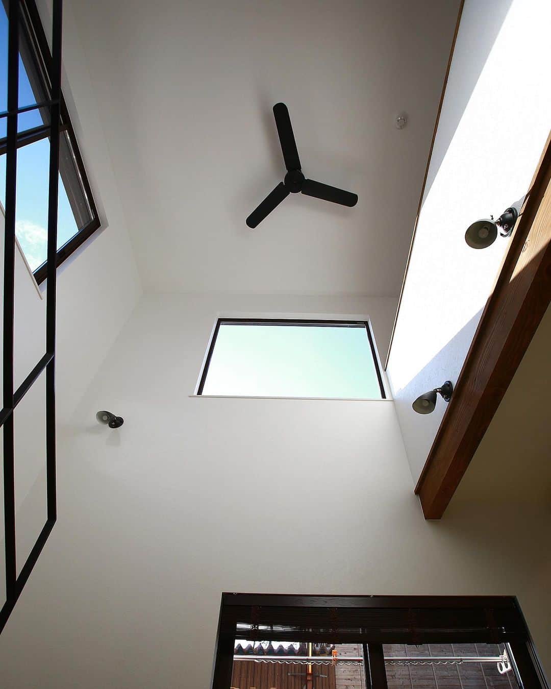 のインスタグラム：「【シーリングファンがあるお家】 . . 大きな窓から光が差し込み明るいお部屋に！ シーリングファンで空気の循環もばっちり(^^)/ . . こちらのお家はアーキホームライフのお施主様邸の施工写真です。 その他の施工写真は、 @homelife_gallery のURLからご覧いただけます。 . 家づくりの資料請求はコチラから @homelife_shiryou . . #シーリングファン #吹き抜け #吹抜け #リビング #階段 #吹き抜けリビング #吹き抜けのある家 #明るいリビング #おしゃれ #アイアン手すり #こだわり #ローコスト住宅 #マイホーム #夢のマイホーム #間取り #シンプルな暮らし #暮らしを楽しむ #注文住宅 #自由設計 #デザイン住宅 #myhome #family #house #home #homelife_京都 #homelife_大阪 #homelife_兵庫 #ホームライフ #ホームライフ100 #アーキホームライフ」