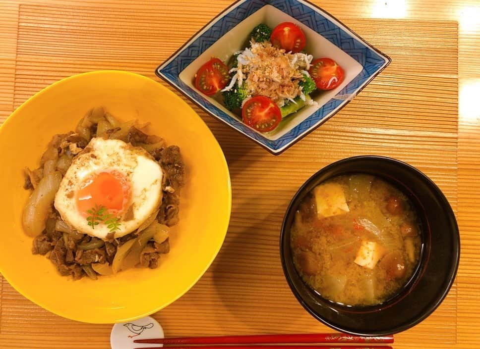 島本真衣さんのインスタグラム写真 - (島本真衣Instagram)「今日はすき焼き風にしました✨ お買い物に行かず冷蔵庫にあった食材で作れるメニューにしました🙂 お肉は小分けにして冷凍しています。 皆さんも素敵な夜をお過ごしください⭐️ #夕飯 #すき焼き #添えた木の芽は自宅で育てています #ブロッコリーとしらすとトマト #すりゴマとかつおぶしをかけました #なめこと豆腐の味噌汁 #ごちそうさまでした」5月19日 19時44分 - mai_shimamoto_ex