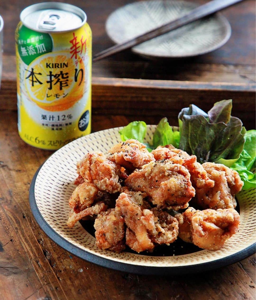 Mizuki【料理ブロガー・簡単レシピ】さんのインスタグラム写真 - (Mizuki【料理ブロガー・簡単レシピ】Instagram)「・﻿ 【レシピ】ーーーーーーー﻿ ♡黒こしょう唐揚げ♡﻿ ーーーーーーーーーーーー﻿ ﻿ ﻿ こんばんは(*^^*)﻿ ﻿ 今日はパッケージも新たにリニューアルされた﻿ キリン本搾り(レモン味)に合うお料理レシピ！﻿ 【黒こしょう唐揚げ】のご紹介です♩﻿ ﻿ キリン本搾りは、香料・酸味料・糖類無添加で﻿ 果汁本来の本格的な味わいが楽しめますよ！﻿ 甘過ぎないのでお料理にもよく合い﻿ 黒こしょう香る唐揚げとの相性は抜群です♡﻿ ﻿ ということで﻿ 【#本搾り にはこの料理！！】﻿ この最高のマリアージュを﻿ 皆さんもお試し下さいね(*^^*)﻿ ﻿ ﻿ ﻿ ーーーーーーーーーーーーーーーーーーーー﻿ 【2人分】﻿ 鶏もも肉...大1枚(300g)﻿ ●酒...小2﻿ ●醤油・ごま油...各小1﻿ ●粗挽き黒こしょう...小1/2﻿ ●塩...小2/3﻿ ●にんにく・生姜...各チューブ3cm﻿ 片栗粉・サラダ油...各適量﻿ (仕上げ用)粗挽き黒こしょう...適量﻿ ﻿ 1.鶏肉は3cm大に切り、●を揉み込み片栗粉をまぶす。﻿ 2.フライパンに1cmのサラダ油を入れて中火で熱し、1を入れ、両面色よく揚げ焼きにする。﻿ 3.油を切って器に盛り、(好みで)粗挽き黒こしょうを振る。﻿ ーーーーーーーーーーーーーーーーーーーー﻿ ﻿ ﻿ ﻿ 《ポイント》﻿ ♦︎鶏むね肉で作る場合は、全体をフォークで刺し、1cm厚さの削ぎ切りにして下さい♩﻿ ﻿ ﻿ ﻿ ﻿ ﻿ ﻿ ﻿  #本搾り#本当においしいから選んでます#PR#おうち時間#Mizuki#簡単レシピ#時短レシピ#節約レシピ#料理#レシピ#おうちごはん#おうちカフェ#デリスタグラマー#料理好きな人と繋がりたい#おうちごはんlover#foodpic#follow#cooking#recipe#lin_stagrammer」5月19日 19時58分 - mizuki_31cafe