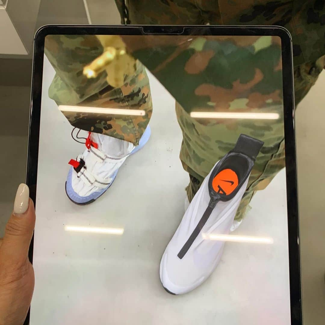 YOONさんのインスタグラム写真 - (YOONInstagram)「A little over a year ago, @ambush_official brought an AR (Augmented Reality) experience with the launch of @nike collab AIRMAX 180s. What do you want to see in our next launch? . . #throwbacktuesday #nike #ambush #augmentedreality #newmediaart #airmax180」5月19日 19時51分 - yoon_ambush