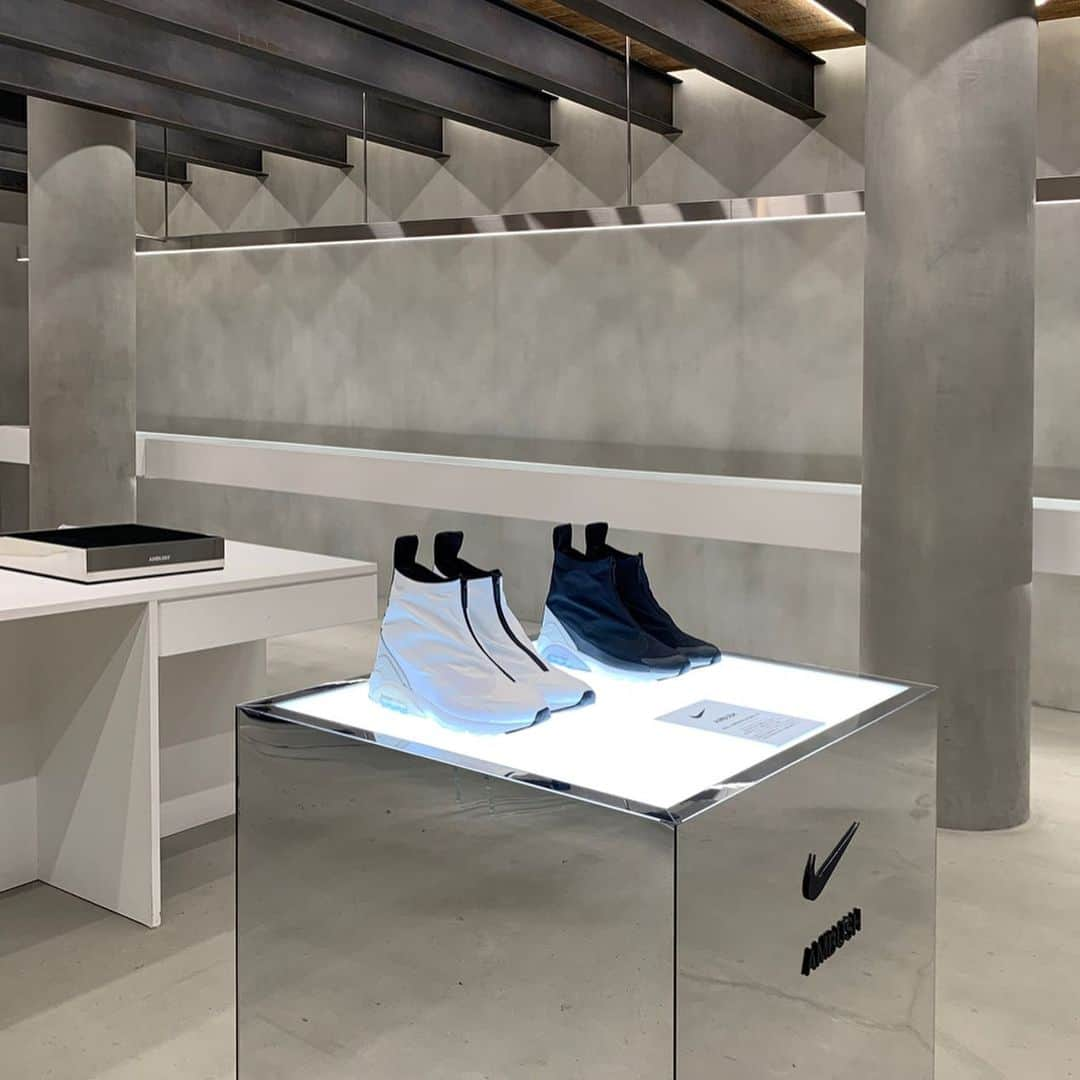 YOONさんのインスタグラム写真 - (YOONInstagram)「A little over a year ago, @ambush_official brought an AR (Augmented Reality) experience with the launch of @nike collab AIRMAX 180s. What do you want to see in our next launch? . . #throwbacktuesday #nike #ambush #augmentedreality #newmediaart #airmax180」5月19日 19時51分 - yoon_ambush