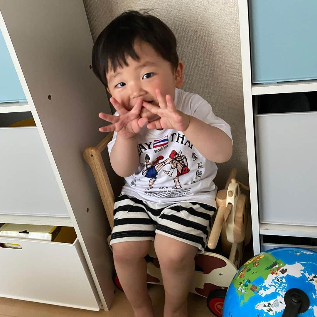 山西章博のインスタグラム：「最近狭い所に入りたがる。こうやって子供が壁や柵に挟まるのか…。 #赤ちゃん #嫡男 #せがれ #狭い所が好き  #Tシャツのデザイン #ムエタイ #耳だけ似てる #耳以外も似て来た #これ以上似るな #ママリ#パパリ#ベビフル#ベビリトル#コドモノ#mamanoko#コノビー#mamanokoカメラ部#mamanokoギフトキャンペーン#コドモダカラ」