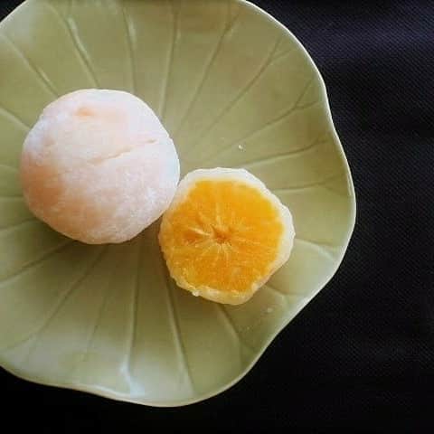 Shinkinedo Group inc.さんのインスタグラム写真 - (Shinkinedo Group inc.Instagram)「. 果汁たっぷり 「まるごとみかん大福」🍊 . 究極まで熟したみかん🍊のおいしさを，ぎゅっと閉じ込める甘さ控えめなお餅。 . 🍊みかんの爽やかさを引き立てる白手亡豆の白あんは… . みかん🍊の酸味が出すぎないように，みかん大福のために，特別に仕上げています。 . みかんとお餅のハーモニーで，一足先に夏を感じてみて。 . .価格324円(税込) . . . .  #新杵堂　#みかん大福 #みかん好きな人と繋がりたい #大福好きな人と繋がりたい #おうち時間　#白あん #和菓子好きな人と繋がりたい #おうちカフェ #手作りスイーツ#フルーツ和菓子 #おうちスイーツ#和菓子大好き #sweetspic  #sweetstagram #instadessert #푸드스타그램 #일본음식 #좋아요반사 #자신에게포상 #맞팔 #달콤한남자 #집스위」5月19日 19時51分 - shinkinedo