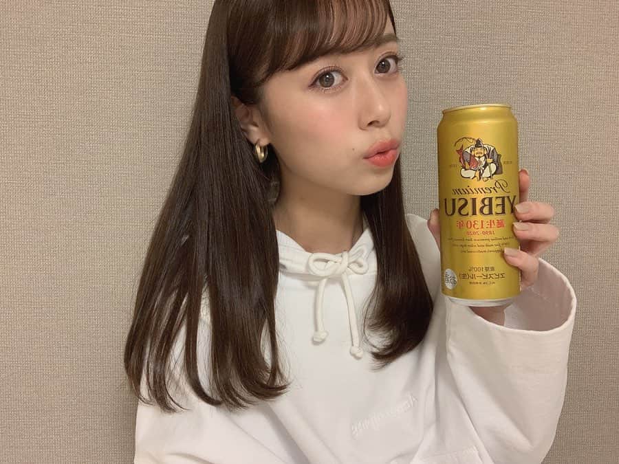 國嶋絢香のインスタグラム：「27歳になりました🎂✨ . 世の中がこのような状況なので、今年はエビスビール(そこは贅沢に)を飲みながらお家で大人しく過ごしております🤤🍺✨ . 朝から沢山のメッセージ本当にありがとうございました💓 ちゃんと届いています💓 . 正直、この年齢になると自分の誕生日ってどうでもよかったりするのですが…。 お誕生日だからこそ連絡をくれる人だったり、ありきたりの言葉ではありますが、いつも周りに居てくれる方達への感謝の気持ちを再確認出来るいい日ですね☺️ 今年は特にそう思います☺️☺️ . 皆さんこれからもよろしくお願いします✌🏽✨ . . #27歳になりました♡ #友達からのメッセージに #立派なアラサーやわって言ったら #27歳は文句無しのアラサーって返ってきた #立派で文句の無いアラサー目指して #素敵なレディになりたいです♡」