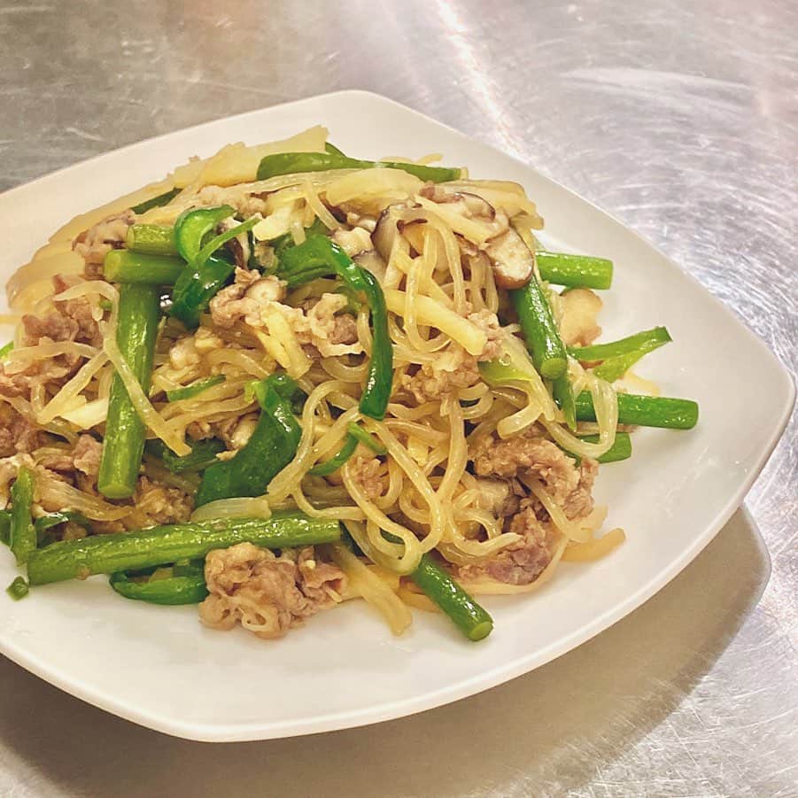 クドのインスタグラム：「・ 🍳簡単ヘルシーな作り置きおかず、しらたきチャプチェの作り方 ------------------------------ 🔍YouTubeで「クドさん チャプチェ」で検索するとレシピ動画が出てきます！ ------------------------------ ［材料］２〜３人分くらい ------------------------------ ■しらたき…４００ｇ ■ピーマン…２個 ■シイタケ…２〜３枚 ■タケノコ…１００ｇ ■ニンニクの芽…１０本 ■牛肉の切り落とし…２００ｇくらい 〇ニンニクチューブ…適量 〇濃口醤油…大さじ２ 〇砂糖…大さじ２ 〇オイスターソース…大さじ１ 〇酒…大さじ１ 〇みりん…大さじ１ 〇ごま油…大さじ１〜２ ------------------------------ ［作り方］調理時間３０分ほど ------------------------------ ①しらたきは流水でサッと洗って４等分にカットし、１分ほど茹でた後に湯切りします。 ②ピーマンはヘタとタネを取り除いて細切りに、シイタケは石づきを取り除いて細切りに、タケノコは細切りに、ニンニクの芽は５cm程にカットし、牛肉は細かく刻みます。 ③ボウルに(〇)の材料を入れて混ぜ合わせ、そこに牛肉とニンニクの芽を浸けます。 ④しらたきの水分をペーパータオルで取り除いたあと、フライパンに入れて水分が飛ぶまで中火でしっかりと乾煎りします。 ⑤ボウルで合わせておいた(〇)と牛肉・ニンニクの芽をフライパンに加え、調味料の水分を飛ばしながら１０分ほど炒めます。 ⑥ピーマン・シイタケ・タケノコを加えてサッと炒めて完成です。 ※炒め終わった時点で味見をして、薄い場合は濃口醤油を大さじ1杯追加して下さい。 ------------------------------ #簡単 #簡単レシピ #作り置き #つくりおき #作り置きおかず #おかず #しらたき #ヘルシー #レシピ」