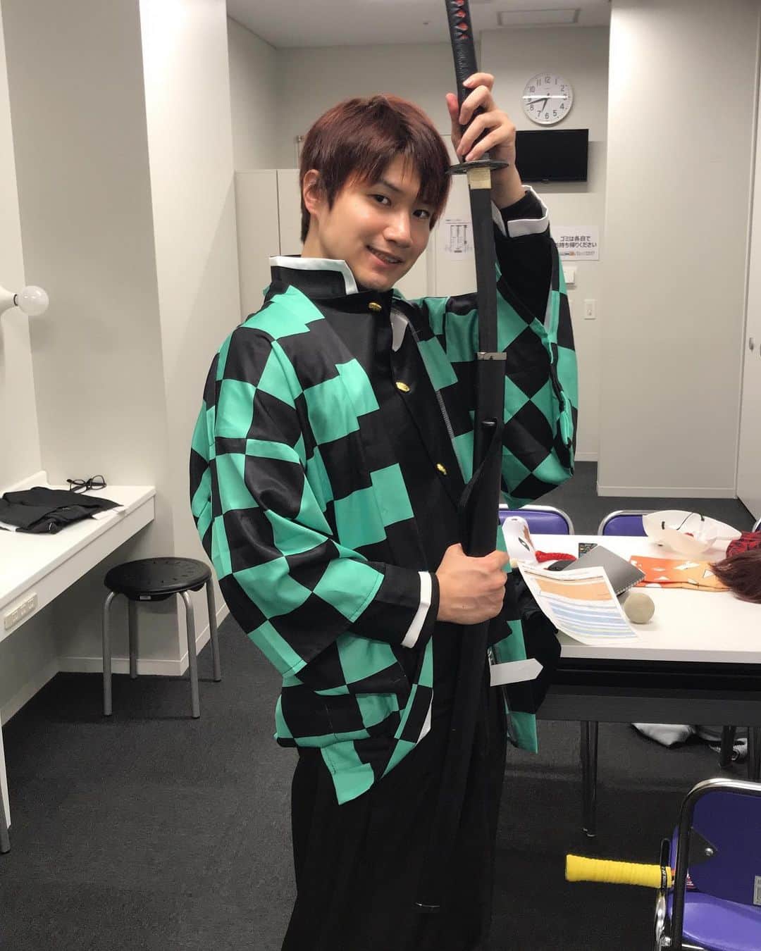 のインスタグラム：「最終回だったのでこの冬お世話になったこの服をここぞとばかりに感想を載せるぞ  人気絶頂のコンテンツをさ、終わらせるって美しいよね。更に神格化されて品と格をまとって終わった  与え過ぎない残りの部分は受け手の想像による補完があって、、 こんなに売れたのに商業主義にならずに完結したのは感動の呼吸　終の型。ありがとうございました  #鬼滅 #鬼滅の刃 #kimetsunoyaiba #鬼滅の刃好きさんと繋がりたい #ソフトテニス」
