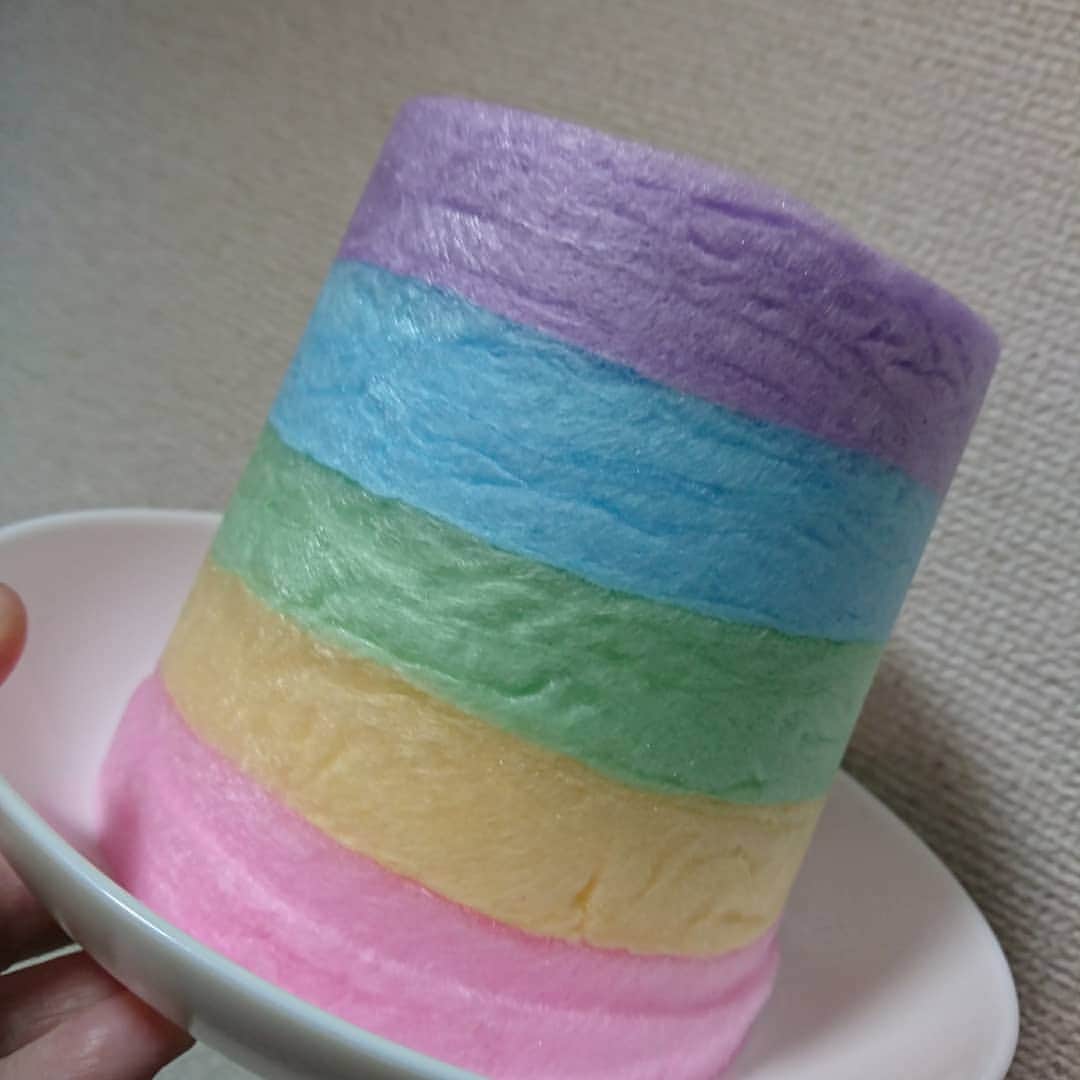 くぼてんきさんのインスタグラム写真 - (くぼてんきInstagram)「虹色の綿菓子  #可愛くて食べられない #と思うのは私だけだった #うちで遊ぼう #うちで過ごそう」5月19日 19時56分 - kubotenki