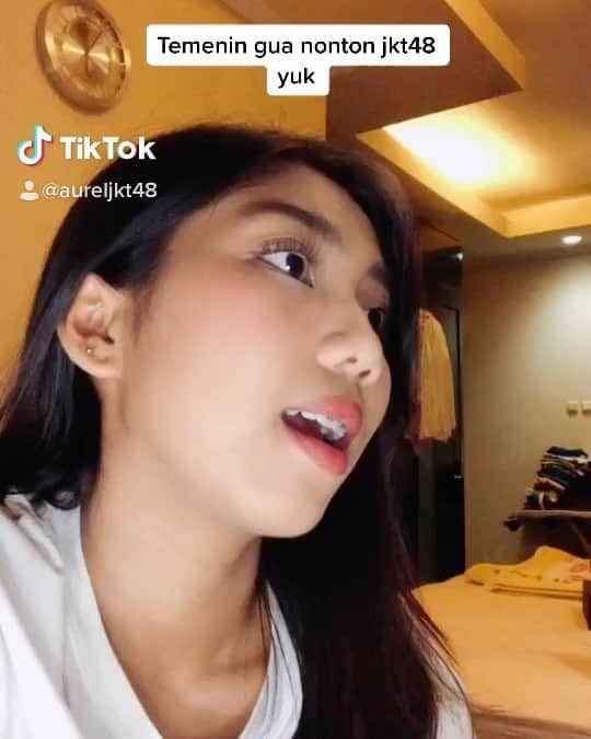 ニ・マデ・アユ・ファニア・アウレリアのインスタグラム：「Follow aja tiktok aku syg nnti full kok ga kelelep palanya :( #tiktok #jkt48 #fyp #explore」