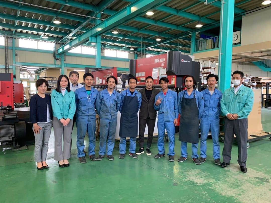 松永祥兵のインスタグラム：「5/15日　緊急事態宣言が解除され、日本で働くインドネシア人の方々と交流させて頂きました。檜工業様ありがとうございました。  僕自身外国人として、インドネシアで9年間仕事をしてきました。インドネシアにいる間、沢山のインドネシアの方々に助けていただきました。 今度は僕が日本で働いているインドネシア人を微力ながらサポート、元気を与えていきたいと思います。そして今後ともこのような活動を続けて行きます。今コロナの影響で日本でもインドネシアでも大変な状況が続いてますが、共に頑張りましょう。  Setelah Jepang mencabut kondisi darurat tanggal 15 Mei , saya mengucapkan terima kasih banyak kepada orang-orang Indonesia yang bekerja di Jepang dan pt hinokikogyo  Saya sendiri bekerja selama 9 tahun di Indonesia. Selama di Indonesia, saya mendapatkan bantuan banyak oleh orang-orang Indonesia. Oleh karena itu, saya pikir sekarang saatnya saya yang membantu dan memberi semangat kepada orang-orang yang bekerja di Indonesia. Dan saya akan terus melakukan kegiatan seperti ini. Saat ini, di Jepang maupun di Indonesia sedang terkena dampak Covid 19. Walaupun begitu mari kita sama2 berjuang menghadapi situasi seperti ini.」