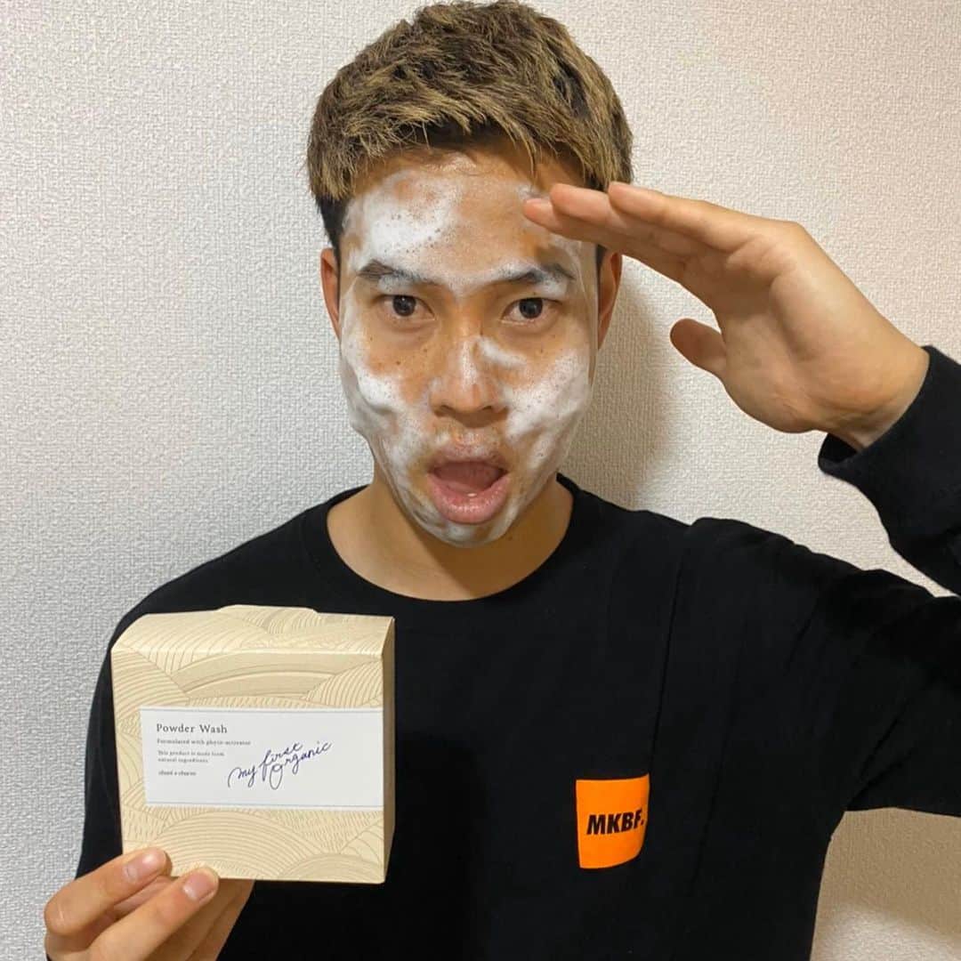 のインスタグラム：「. 外出自粛中でも肌の手入れは欠かせないんですよね。​ この酵素洗顔、汚れはスッキリ落ちるけど、洗い上がりの肌はつっぱらないんですよね。ぇえ。 チャントアチャーム　パウダーウォッシュのモチモチ泡で、​ カラダもココロもリフレッシュしてますよと✨​ . #chantacharm #チャントアチャーム #パウダーウォッシュ #pr #MAKIHIKA#オーガニック#メンズ美容」