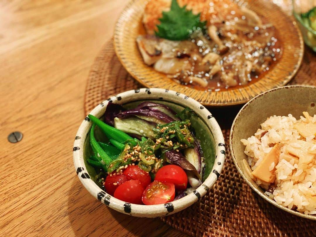 高山直子さんのインスタグラム写真 - (高山直子Instagram)「からだが喜ぶごはん😋🍚 ●鱈と豆腐つくねのきのこ餡掛け ●夏野菜の香味ソースがけ ●ガーリックブロッコリー ●たけのこごはん ●もやし卵スープ 魚と野菜が食べたい気分だったんだけど、それでは物足りない食べ盛りもいるので👨🏻余ってた豆腐と鶏ひき肉でつくねも追加！ 全体的に軽くてペロリといけちゃう🙏🏻 ごちそうさまでした☺️ ・ #なおコロ食堂 #和定食#野菜を食べよう #肉と魚#餡掛け#野菜たっぷり」5月19日 20時02分 - nao_70koro