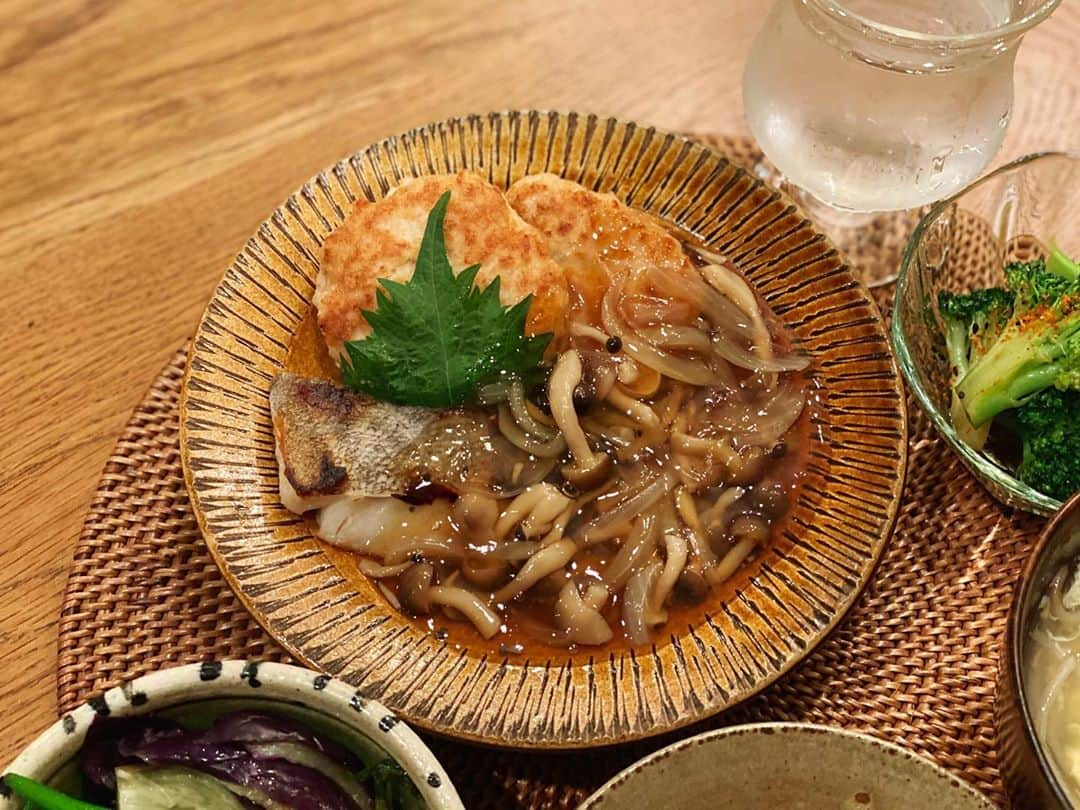 高山直子さんのインスタグラム写真 - (高山直子Instagram)「からだが喜ぶごはん😋🍚 ●鱈と豆腐つくねのきのこ餡掛け ●夏野菜の香味ソースがけ ●ガーリックブロッコリー ●たけのこごはん ●もやし卵スープ 魚と野菜が食べたい気分だったんだけど、それでは物足りない食べ盛りもいるので👨🏻余ってた豆腐と鶏ひき肉でつくねも追加！ 全体的に軽くてペロリといけちゃう🙏🏻 ごちそうさまでした☺️ ・ #なおコロ食堂 #和定食#野菜を食べよう #肉と魚#餡掛け#野菜たっぷり」5月19日 20時02分 - nao_70koro