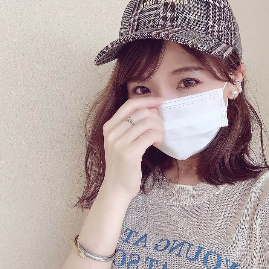 nyaachanさんのインスタグラム写真 - (nyaachanInstagram)「* まだまだずーっと必要なマスク🤭 最近ちょこちょこ売ってるの見かけるようになりましたが、まだまだ高値だし、1番はお化粧がついちゃうのが嫌😂💦 で、いいのがマスクシート🙌 マスクと顔の間にコレ1枚挟むとリップがマスクにつかずに済むし、シート外してまた使えるからマスクが2度使える~🎵 ほんまに便利☺︎✨ あと、マスクで肌荒れする人にもオススメ！優しい素材でチクチクもしない✨ @blueskunk_  さんのです🙋‍♀️ * * #マスク#使い捨てマスク#マスクフィルター#マスク女子#コロナに負けるな  #マスクシート #blueskunk #ブルースカンク」5月19日 20時16分 - naokoko70