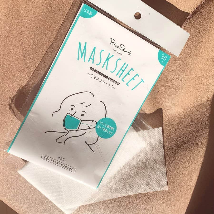 nyaachanさんのインスタグラム写真 - (nyaachanInstagram)「* まだまだずーっと必要なマスク🤭 最近ちょこちょこ売ってるの見かけるようになりましたが、まだまだ高値だし、1番はお化粧がついちゃうのが嫌😂💦 で、いいのがマスクシート🙌 マスクと顔の間にコレ1枚挟むとリップがマスクにつかずに済むし、シート外してまた使えるからマスクが2度使える~🎵 ほんまに便利☺︎✨ あと、マスクで肌荒れする人にもオススメ！優しい素材でチクチクもしない✨ @blueskunk_  さんのです🙋‍♀️ * * #マスク#使い捨てマスク#マスクフィルター#マスク女子#コロナに負けるな  #マスクシート #blueskunk #ブルースカンク」5月19日 20時16分 - naokoko70