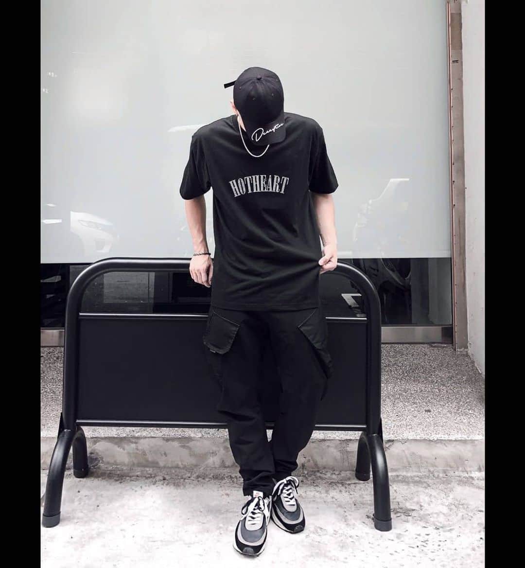 ダンソン・タンのインスタグラム：「公司門口 隨便拍都好看  #我說衣服 @hotheart.studio #DT #HOTHEART #唐禹哲」