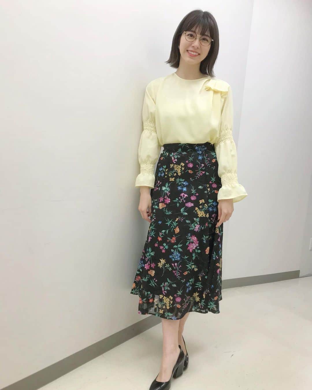 森山るりのインスタグラム：「. この後21:00〜東京MXバラいろダンディです🌹 先週と同じくお家からリモートですが、 今日は…初公開な感じでお送りする予定です🙇‍♀️ . そして22:00〜DHCテレビ ニュース女子です。 こちらはYouTubeにて放送です。 緊張しましたが色々と質問をしてみましたよ🙌🏻 . トップス、スカート @pool_studio_vivier  メガネ @bj_classic_collection」