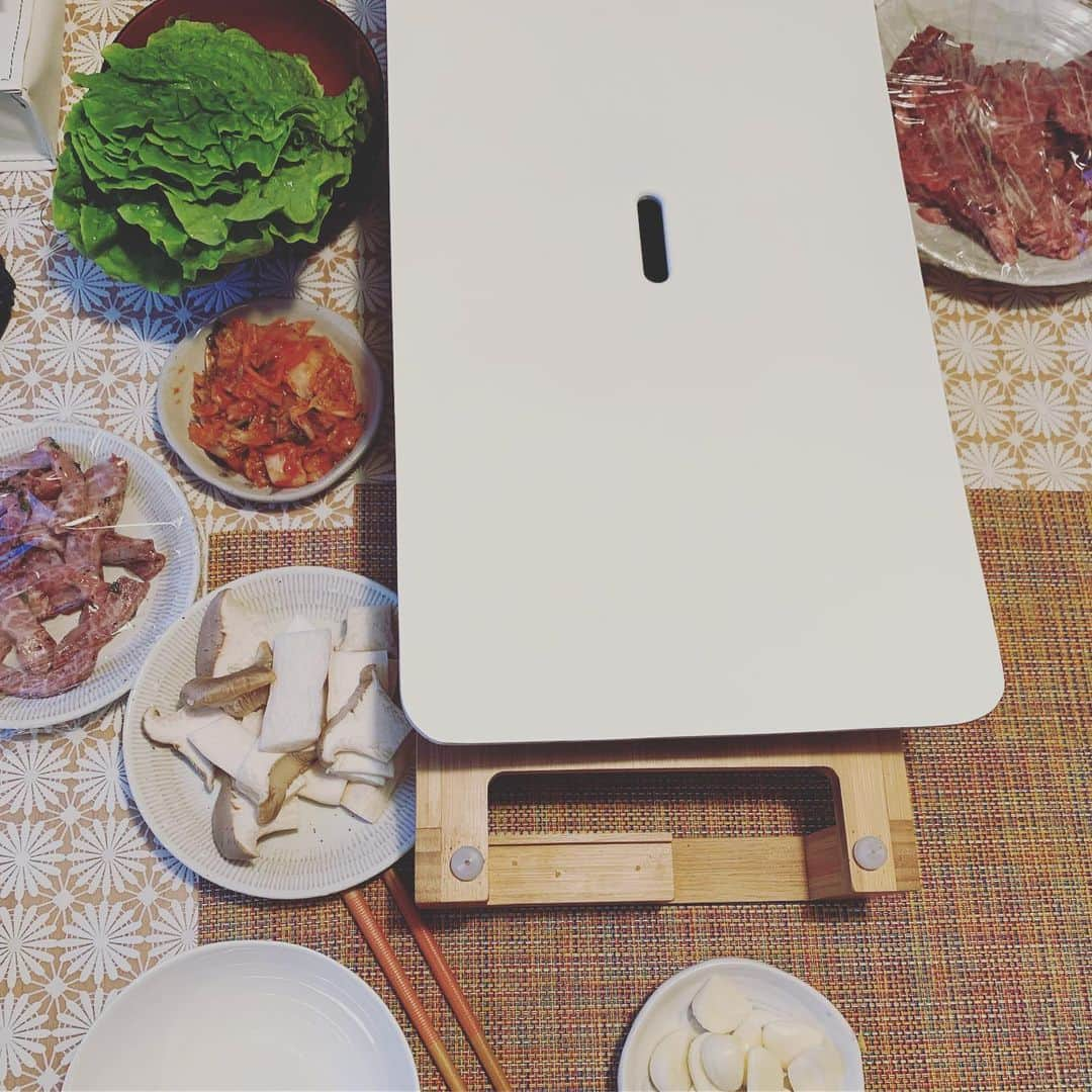 丸山桂里奈さんのインスタグラム写真 - (丸山桂里奈Instagram)「無性に、食べたくなり。 焼肉に。 もちろん1人です。 今思うのは、独身でよかったーて ときと、結婚してたらなーてふたつ 思うとき。  やっぱご飯はみんながいいね笑笑🤠 ただ、とにかくおいしかったので一拭きして吸い込んだら喉に入った勢いでしたよ🙂🙆‍♀️🏠 ニンニクは別焼きで。バターが必須。  明日もがんばれそうだなぁ🙆‍♂️ 飲むヨーグルト、飲もう🐼  #お肉 #パワー #独身万歳 #なんて #結婚したいなー #なんて #色々考えますね #時期が時期だからこそね #でも今は1人が楽しい #だってご飯も吸い込めるから #うしし #明日も良き日にしましょう #いい意味で #インスタバエ」5月19日 20時17分 - karinamaruyama