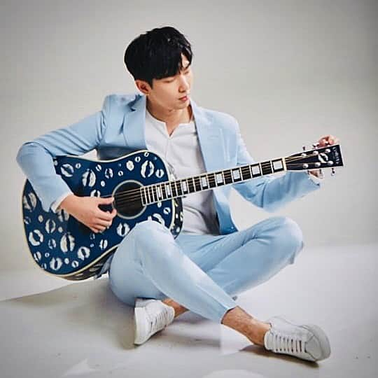 キム・ジョンモさんのインスタグラム写真 - (キム・ジョンモInstagram)「조율ing🎸 #jungmo #4th_Single #Comingsoon #N세대대표가수 #기타리스트 #싱어송라이터 #정모 #4번째싱글 #곧나옵니다」5月19日 20時18分 - pureandsexy