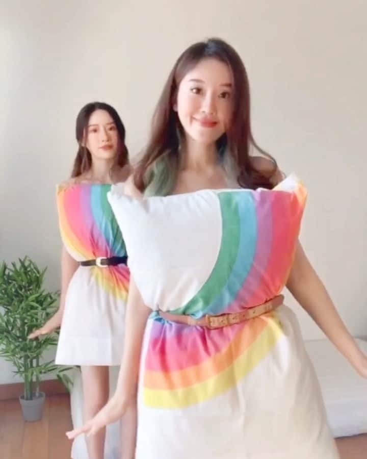 ジェシカ・ヤマダのインスタグラム：「Stop! Don’t touch me there! This is my #nonosquare. 🙅🏻‍♀️🙅🏻‍♀️🤣 @elleyamada 👯 . . #elleandjess #sexeducation」
