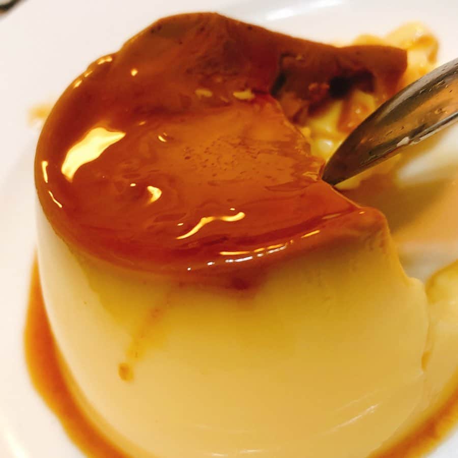 里井真由美さんのインスタグラム写真 - (里井真由美Instagram)「🏠#japanesesweets #montblanc #pudding #creampuff モンブラン&シュークリーム&プリン ・ ・ 茶色も正義だけど、真っ黄色も正義‼️💛😆💛ww ・ ・ レトロモンブラン、大好き♡ とろけるシュークリーム、 そしてプリンは、えいやっ！とカップをひっくり返してカラメルを上にして食べた方がおいしいと思います🍮💛 ・ ・ 赤坂見附から徒歩2分。一等地に40年以上つづく名店「しろたえ」のスイーツ。 ・ ・ チーズケーキが有名でおいしいですが、この3種も大好きです😘❤ ・ ・ 🙇‍♀️明日のテレビ出演告知です🙇‍♀️ ・ 5/20水 22時からテレビ東京「ソクラテスのため息」出演予定です✨🙏 ・ ・ @takizawakarenofficial 滝沢カレンさん、おぎやはぎさんにテイクアウトやお取り寄せのグルメ・スイーツをご紹介してます。 @fallindebu はっしーさんと 食の専門家としてご一緒させて頂いてます〜 ・ ・ このスイーツと番組は無関係です😊 ・  ご覧頂けると嬉しいです🙇‍♀️✨🙏✨ ・ ・ #滝沢カレン#テレビ東京#おぎやはぎ#おうち時間 #おうちスイーツ #テイクアウトグルメ#フォーリンデブはっしー #デブリシャス#さといいね#モンブラン#モンブランの世界#しろたえ#里井真由美#フードジャーナリスト里井真由美#1級フードアナリスト里井真由美」5月19日 20時21分 - mayumi.satoi