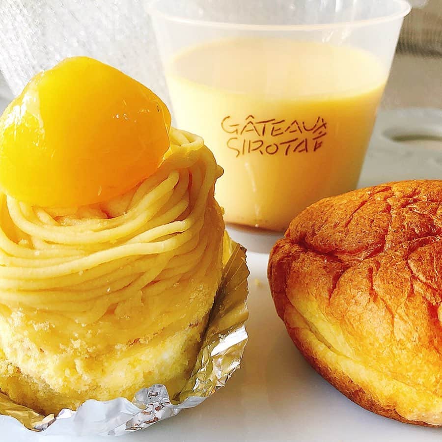 里井真由美さんのインスタグラム写真 - (里井真由美Instagram)「🏠#japanesesweets #montblanc #pudding #creampuff モンブラン&シュークリーム&プリン ・ ・ 茶色も正義だけど、真っ黄色も正義‼️💛😆💛ww ・ ・ レトロモンブラン、大好き♡ とろけるシュークリーム、 そしてプリンは、えいやっ！とカップをひっくり返してカラメルを上にして食べた方がおいしいと思います🍮💛 ・ ・ 赤坂見附から徒歩2分。一等地に40年以上つづく名店「しろたえ」のスイーツ。 ・ ・ チーズケーキが有名でおいしいですが、この3種も大好きです😘❤ ・ ・ 🙇‍♀️明日のテレビ出演告知です🙇‍♀️ ・ 5/20水 22時からテレビ東京「ソクラテスのため息」出演予定です✨🙏 ・ ・ @takizawakarenofficial 滝沢カレンさん、おぎやはぎさんにテイクアウトやお取り寄せのグルメ・スイーツをご紹介してます。 @fallindebu はっしーさんと 食の専門家としてご一緒させて頂いてます〜 ・ ・ このスイーツと番組は無関係です😊 ・  ご覧頂けると嬉しいです🙇‍♀️✨🙏✨ ・ ・ #滝沢カレン#テレビ東京#おぎやはぎ#おうち時間 #おうちスイーツ #テイクアウトグルメ#フォーリンデブはっしー #デブリシャス#さといいね#モンブラン#モンブランの世界#しろたえ#里井真由美#フードジャーナリスト里井真由美#1級フードアナリスト里井真由美」5月19日 20時21分 - mayumi.satoi