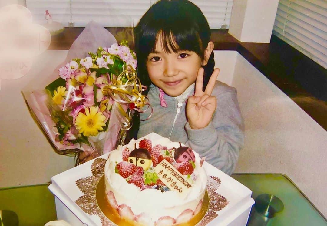 石井萌々果のインスタグラム：「先日のインスタライブでお話してていた、オールUPの時に誕生日サプライズで頂いたケーキと花束の写真です🎂💐とっても可愛くて食べるのがもったいなかったけれど、ほとんど私が食べました🤤💕」