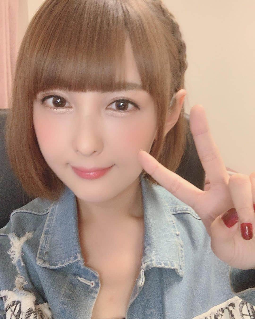 椿姫彩菜のインスタグラム：「久々のちりばつメイク♡」