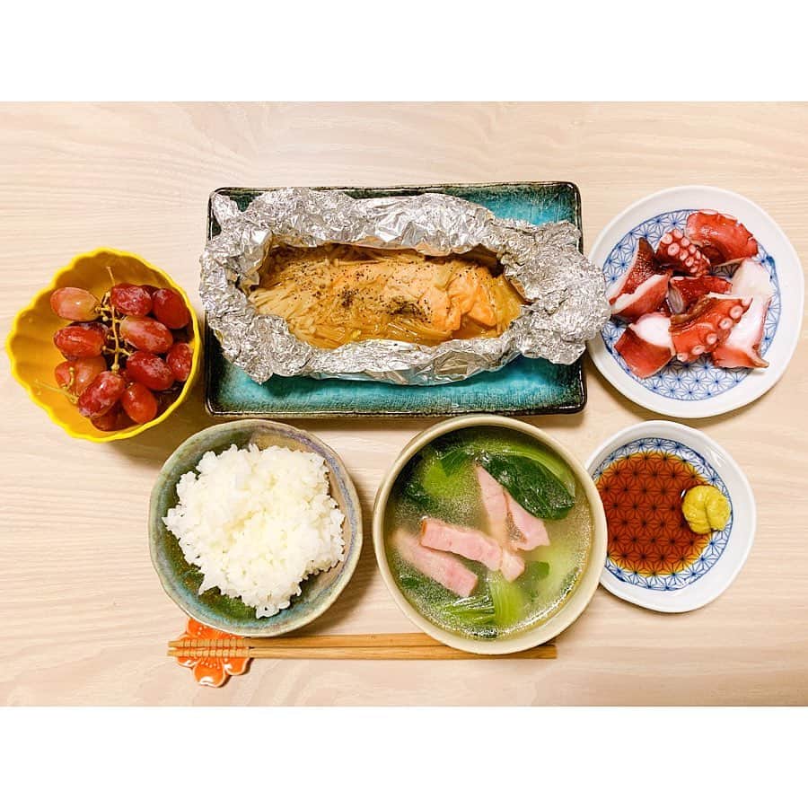 澤口実歩さんのインスタグラム写真 - (澤口実歩Instagram)「撮り溜めすぎて、もはやいつのご飯か忘れました。鮭のホイル焼き、 #しょうゆバター 味！ #チンゲン菜 と #ベーコン のスープは少しとろみをつけてます‍  #おうちごはん  #たこ #タコ #tako #🐙 ちなみに今晩は親子丼」5月19日 20時28分 - miho_sawaguchi