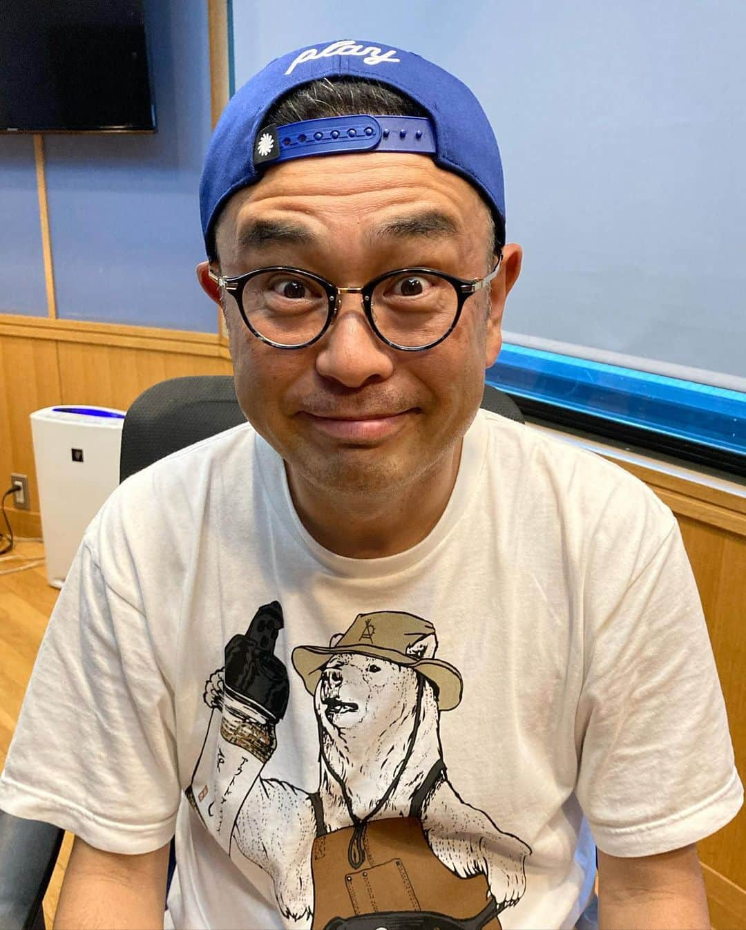 中島ヒロトさんのインスタグラム写真 - (中島ヒロトInstagram)「Tシャツチャレンジ（オレンジ編）その2。  番組終わりの中途半端な笑顔（笑）で元気アピール（まぁ、4時間生放送終わりは疲れてますが、もちろん元気です）。 オレンジ×ゴースローキャラバンのコラボ“ほりにし”Tシャツ。ゴースロー〜は詳しくないですが、人気のアウトドアブランドで、実はなぜかスケジュール帳カバーを使ってます。お馴染みのキャラクター（だと思う）白熊が“ほりにし”で料理してます。オレンジ公認“ほりにし”アンバサダーです（よね？社長・笑）。キャンプはもちろん、おうち料理でもぜひ。お肉なんて、かけて焼けばいいから、超時短。 キャップは、プレイデザインの“P”キャップ。色目もデザインも超お気に入り。ちなみにDJする時はマイクに当たらないように、キャッチャーかぶりです（古）。 バックパックは、アンバイ/アッソヴの2020SSです。アンバイの鞄については、まとめて週末にでもゆっくり。とにかくビックリ背負いやすい、だけ伝えておきます。 スニーカーは、ニューバランスの990の4です。ニューバランス、整理しちゃったなー。結構あったけど、保存状態が悪くて、分解したり、カビで再生出来なかったり（コレクター、ではないので）残念でした。これと、1300と、1300カラーの71と、3足。576、996、1400（現行あります？）あたりは、これから年イチくらいで入手出来たら、と。仕事頑張ろー、っと。 今日も楽しいお仕事でした。  #オレンジかつらぎ店  #goslowcaravan  #ほりにし #アウトドアスパイス #アウトドアスパイスほりにし  #playdesign #noplaynolife  #unbygeneralgoodsstoreosaka  #as2ov  #nakamigadaiji  #unbycrew  #workdaysbecameplaydays  #staycreativestayplayful」5月19日 20時36分 - djhirotonakajima