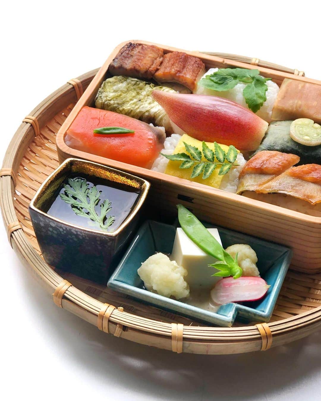 Chinamiさんのインスタグラム写真 - (ChinamiInstagram)「Colorful pressed sushi🥢 #sushi #japanesefood #food 作るのも食べるのも 嬉し楽しい「押し寿司」〜♪ . #すし #和食」5月19日 20時38分 - chinamiphoto