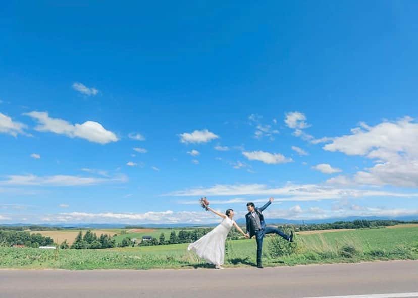 STUDIO SOLAさんのインスタグラム写真 - (STUDIO SOLAInstagram)「清々しい空気を浴びながら🍃﻿ ﻿ ﻿ \\オンライン相談会はじめました//﻿ ご予約はプロフィール欄のホームページリンクから✨﻿ ﻿ 7月から9月の撮影予約も好評受付中です！﻿ ﻿ ﻿ ﻿ #パッチワークの丘  #STUDIOSOLA﻿ #スタジオソラ ﻿ @decollte_weddingphoto @decollte_weddingstyle @d_weddingphoto_jp﻿ #weddingphoto  #instagood #結婚式前撮り #新婚旅行 #チェリフォト #北海道旅行﻿ #富良野 #北海道前撮り#牧場 #ロケーションフォト #tokyo_camera_club #前撮り#東京カメラ部﻿ #weddingdress #prewedding #写真好きな人と繋がりたい #ひまわり畑  #ラベンダー  #ウエディングヘア﻿ #wedding #結婚写真 #前撮り #プレ花嫁#卒花嫁 #日本中のプレ花嫁さんと繋がりたい #結婚式﻿ #結婚式準備」5月19日 20時39分 - studiosola_hokkaido
