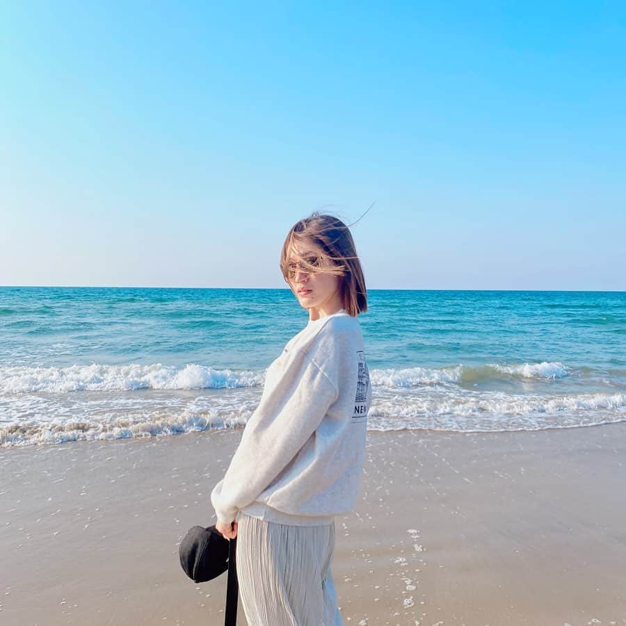 今田美奈さんのインスタグラム写真 - (今田美奈Instagram)「𓂃 誰もいない海でベイと家族と一緒に、 のんびりお散歩するのが好き🌊 𓂃」5月19日 20時40分 - _minaimd.j_