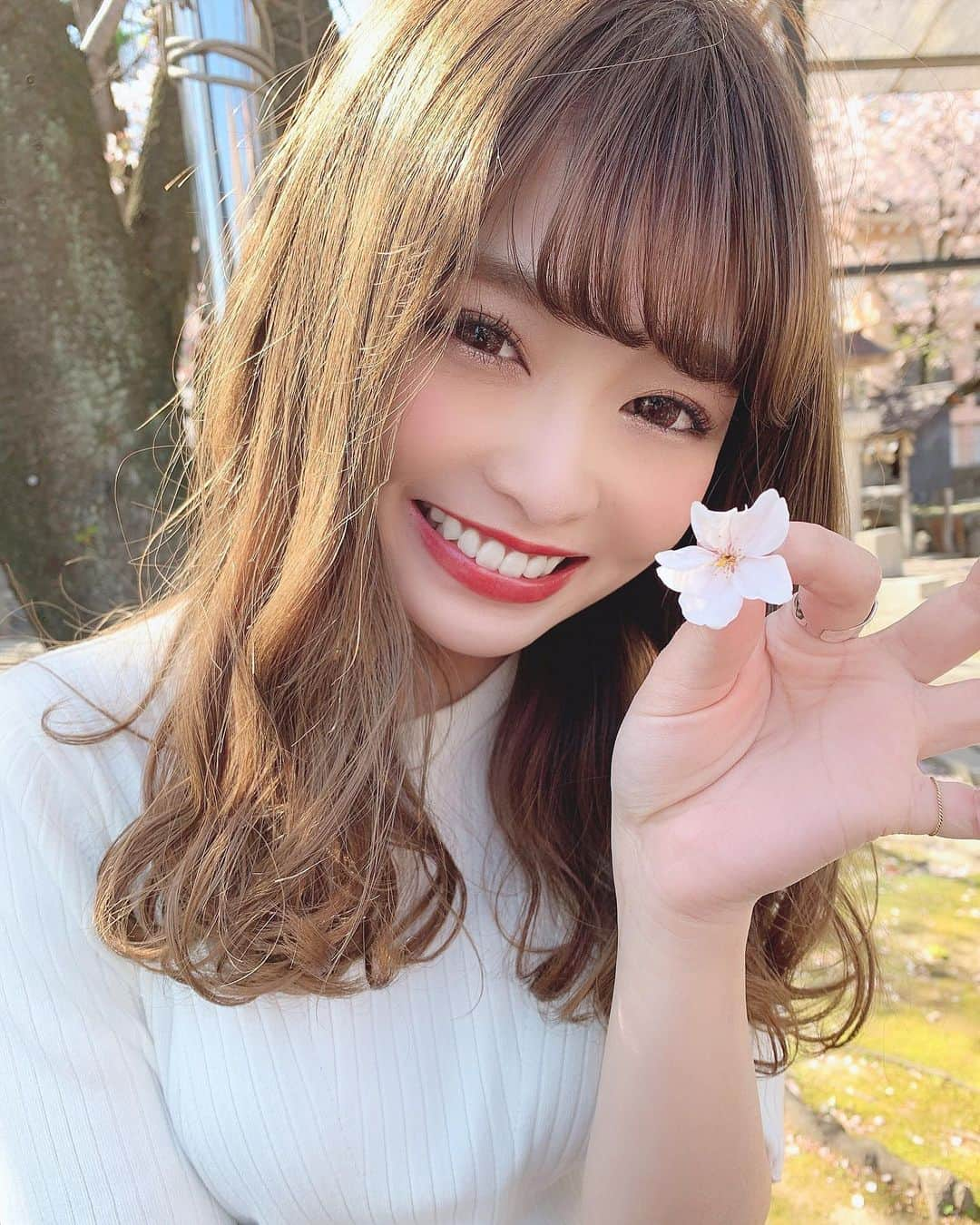 りなてぃさんのインスタグラム写真 - (りなてぃInstagram)「﻿ ﻿ ﻿ ﻿ 結構前スーパーの帰り道に撮った写真📷🌸﻿ ﻿ ﻿ 今日はもう久しぶりの久しぶりの久しぶりに。←﻿ スタバを飲んだ〜〜🥤♡﻿ ﻿ まず朝ウーバーでココアを頼んだんだけど﻿ ココアは自粛期間中、お家でも飲んでたから﻿ そんな久しぶりな感じしなかったの💭﻿ ﻿ でも必要な文房具を買いに外に出た帰り道﻿ スタバ通って、やってるやん！！！！😳てなり﻿ ラテをテイクアウト🥡💓﻿ ﻿ もう、飲んだ瞬間﻿ ﻿ ・・・。じーーーーーん🥺💓﻿ ﻿ ﻿ ってなりました☺️😂💓﻿ ﻿ スタバのラテってスタバ！って感じの味しない？（どゆこと）﻿ ﻿ ☺️☺️☺️﻿ ﻿ ﻿ #カラコン #アイメイク #ラッシュリフト ﻿﻿﻿ #シルバーリング #シルバーアクセサリー﻿ #デカ目メイク #コスメ #コスメ好き  #自まつ毛メイク ﻿﻿﻿ #ヘアスタイリング #ネイル #りなてぃー﻿﻿﻿ ﻿﻿ ﻿ さてご飯作りますかっ。🍳﻿ ﻿ ﻿ ﻿」5月19日 20時40分 - rinatea_25