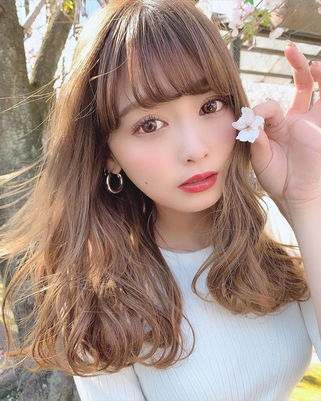 りなてぃさんのインスタグラム写真 - (りなてぃInstagram)「﻿ ﻿ ﻿ ﻿ 結構前スーパーの帰り道に撮った写真📷🌸﻿ ﻿ ﻿ 今日はもう久しぶりの久しぶりの久しぶりに。←﻿ スタバを飲んだ〜〜🥤♡﻿ ﻿ まず朝ウーバーでココアを頼んだんだけど﻿ ココアは自粛期間中、お家でも飲んでたから﻿ そんな久しぶりな感じしなかったの💭﻿ ﻿ でも必要な文房具を買いに外に出た帰り道﻿ スタバ通って、やってるやん！！！！😳てなり﻿ ラテをテイクアウト🥡💓﻿ ﻿ もう、飲んだ瞬間﻿ ﻿ ・・・。じーーーーーん🥺💓﻿ ﻿ ﻿ ってなりました☺️😂💓﻿ ﻿ スタバのラテってスタバ！って感じの味しない？（どゆこと）﻿ ﻿ ☺️☺️☺️﻿ ﻿ ﻿ #カラコン #アイメイク #ラッシュリフト ﻿﻿﻿ #シルバーリング #シルバーアクセサリー﻿ #デカ目メイク #コスメ #コスメ好き  #自まつ毛メイク ﻿﻿﻿ #ヘアスタイリング #ネイル #りなてぃー﻿﻿﻿ ﻿﻿ ﻿ さてご飯作りますかっ。🍳﻿ ﻿ ﻿ ﻿」5月19日 20時40分 - rinatea_25