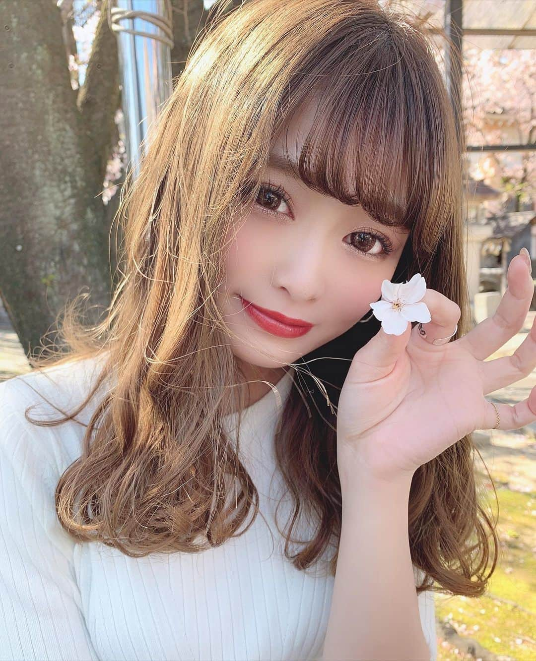 りなてぃさんのインスタグラム写真 - (りなてぃInstagram)「﻿ ﻿ ﻿ ﻿ 結構前スーパーの帰り道に撮った写真📷🌸﻿ ﻿ ﻿ 今日はもう久しぶりの久しぶりの久しぶりに。←﻿ スタバを飲んだ〜〜🥤♡﻿ ﻿ まず朝ウーバーでココアを頼んだんだけど﻿ ココアは自粛期間中、お家でも飲んでたから﻿ そんな久しぶりな感じしなかったの💭﻿ ﻿ でも必要な文房具を買いに外に出た帰り道﻿ スタバ通って、やってるやん！！！！😳てなり﻿ ラテをテイクアウト🥡💓﻿ ﻿ もう、飲んだ瞬間﻿ ﻿ ・・・。じーーーーーん🥺💓﻿ ﻿ ﻿ ってなりました☺️😂💓﻿ ﻿ スタバのラテってスタバ！って感じの味しない？（どゆこと）﻿ ﻿ ☺️☺️☺️﻿ ﻿ ﻿ #カラコン #アイメイク #ラッシュリフト ﻿﻿﻿ #シルバーリング #シルバーアクセサリー﻿ #デカ目メイク #コスメ #コスメ好き  #自まつ毛メイク ﻿﻿﻿ #ヘアスタイリング #ネイル #りなてぃー﻿﻿﻿ ﻿﻿ ﻿ さてご飯作りますかっ。🍳﻿ ﻿ ﻿ ﻿」5月19日 20時40分 - rinatea_25