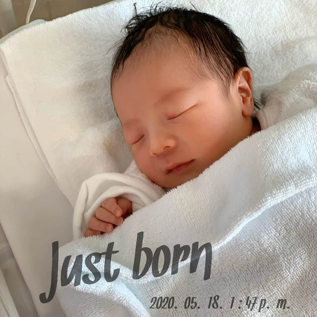 田村月光（ツッキー）さんのインスタグラム写真 - (田村月光（ツッキー）Instagram)「Just born.👼🏻໒꒱ ────────── 🗓May,18 / 1:47p.m.  3000g 50cm / babyboy♂ ────────── 元気な男の子が産まれてきてくれました☀︎ 可愛くて可愛くてずっと見てられる... ここからは出産レポ♩¨̮ 17日 0:30 携帯いじってたらプチン!!って音がしてまさか破水したとは思わず。 そのまま就寝...💤 朝起きてトイレ行くと下着が湿ってる? アレ〜おかしいなと思いながら朝ごはん食べながら「破水したってぽいんだよね〜」と言ったら、「え！病院に電話してよ！」と言われてすると、来てくださいって言われてそのまま入院✊🏻 お昼12:30病院着  内診して子宮口3センチ開いてた😆笑 どんどん開いてきてると言われるが痛みは何も無い...🤔 夕方17:30 内診して子宮口4センチ開いてた!!!! ずっとNST付けてて、張ってるのに痛みが全くなーい!!😅 夜23時 内診して4センチのまま...そのまま寝て。  朝7時 内診して4センチ。 あ〜ここまで痛くなかったし子宮口の開き止まってるし絶対長くなるやつジャーンと思ってた🙃笑  朝8時 部屋を移動して陣痛室へ行く。 アレ生理痛のような痛みが来たな〜と思ってたけど余裕で耐えられる!! そのまま促進剤入れる💉 朝9時 7分起きに痛くなってきた、、。 お腹下した感じが続いてトイレしゃがむと💩でるꉂꉂ 笑 痛くなるのが強くなってきて、ビビって、まだ麻酔入れないですか?いつ入れますか?って看護師さんに聞きまくってたけど、今入れるとお産の進み悪くなるからまだだね〜と言われ、入れてくれない😵笑笑 10時 もう痛すぎて...調べてたのと全然違うじゃん。と思いながら痛みに耐える🔥 もう無理すぎて看護師さんよんでまだ入れないんですか?もう無理です。と訴えると、今麻酔科の先生緊急で来れないから待ってて〜と言われ地獄の時間。🙃 10時半 麻酔科の先生がきて、ごめんねごめんねすぐやるよ〜と言われて、背中からカテーテル挿入!!(ママみたいな面白い先生だった🤣笑) 痛い時に自分でボタンを押して麻酔を入れる感じだったけど、痛い時に押しても麻酔がかかるのが数分後とかだったから難しすぎて、NSTの見方を調べて、波が上がる直前でボタン押しまくってた🤣𐤔𐤔‬‪𐤔 (NSTはお腹の張りと赤ちゃんの心拍を確認する物) 最後の事とか全く考えてなかったから押しまくってたら途中で麻酔が入ってこないことに気が付き...看護師さん呼ぼうとしたら隣の人の赤ちゃんの心拍が止まっちゃったみたいで何十人も先生が来てて対応してたから、我慢しなきゃ。と思い痛みに耐える... 大丈夫だったみたいで、平気なのわかった瞬間ナースコール🤣𐤔𐤔‬‪ コレ麻酔入ってないです。痛いです。 と訴えると、麻酔科の先生呼ぶから待ってて〜と30分くらい待つ。 「早く!!!!痛い。痛すぎる...」と心で思ってた𐤔𐤔‬‪𐤔 12時  内診すると子宮口8センチ😍 先生もこれには驚いてた〜♩¨̮ 経産婦さん並みにお産早い!!凄いね〜と褒められ、麻酔がきいてて超余裕だった😆笑 13時 。。ん?! 痛い。痛い痛い痛いイタイ。痛すぎるぅぅうううう 死ぬほどタオル噛みまくって。 ベットのパイプ折れるんじゃないかってくらい握りしめて、声が出せない。😵 内診しに先生が来て、 え!!麻酔聞いてない?と言われて、 声が出せずに頷く。笑 もう陣痛が来る度踏ん張っちゃってるのが分かってもう裂けてもいいやと思い、おもいっきりいきむ... 麻酔科の先生がすぐ駆けつけてくれて、麻酔入れる。10分後くらいに痛みが引いてきて、あ〜天国まじで最高痛くないとか思ってて🤣笑 13時半ごろ 内診したら全開!!🥰 しかも先生に、すぐそこに居る!!笑 もう出てきちゃう!!って言われて、 あ〜やっと会える😭早く顔みたーいと思いながら分娩室へ移動する!! 看護師さんが色々準備してる時に、 自分でお腹が張ってるの分かってたから、バレないようにお腹に力入れてたら、 頭見えてきてる!!お産の進みが早いね〜ってみんなで笑ってた( ˶ ᷇⚰︎ ᷆˵ ) (😋←余裕がありすぎて、こんな感じꉂꉂ 笑) 何回かいきんで、切った方がいいね〜って先生が言ってて、まじかァ。と思いながら... いきんで、いきんで、  13:47 baby誕生!!👼🏻❤️ 出てきた瞬間すぐ泣いてくれました。 赤ちゃんの産声と先生、助産師さんのおめでとうございます〜!!で月も涙が止まらない😭 初めて抱っこする自分の子供:(´◦ω◦｀):ｶﾀｶﾀ 緊張してやばかった...笑 小さくて温かい。🥺まだ泣くの?ってくらい涙ポロポロたれてた(1時間くらい)笑笑笑 って感じの4時間半くらいの超安産でした🥰自分で思ってる何倍も早く産まれてきてくれました!! これから大変な事、色々な壁にぶつかるだろうけど自分の母親みたいな強い母になります!!✊🏻どんな壁も乗り越えるぞ〜!!頑張ります❤️ ㅤㅤㅤㅤㅤㅤㅤㅤㅤㅤㅤㅤㅤ You're our greatest treasure!!💋 #出産報告 #justborn #男の子baby」5月19日 20時45分 - tsu02ki