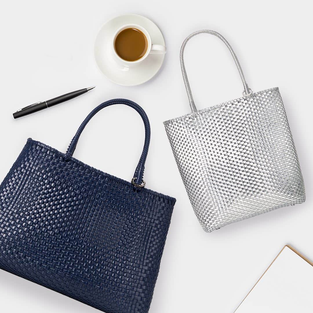 ANTEPRIMAさんのインスタグラム写真 - (ANTEPRIMAInstagram)「⁣⁣ Break the tedious and make your business attire be luminous! Start your working day with #ANTEPRIMA new shinny #INTRECCIOMODO #WIREBAG to lavish your mood yet fit-in your tablet and A4 folders for meeting!⁣⁣ ⁣⁣ #WorkBag #SS20 #SpringSummer2020 #Classic #Style #Fashion #Italian #Luxury #InstaBag #Design #Lifestyle #Urban #Handcraft #アンテプリマ #패션」5月19日 20時46分 - anteprimaofficial