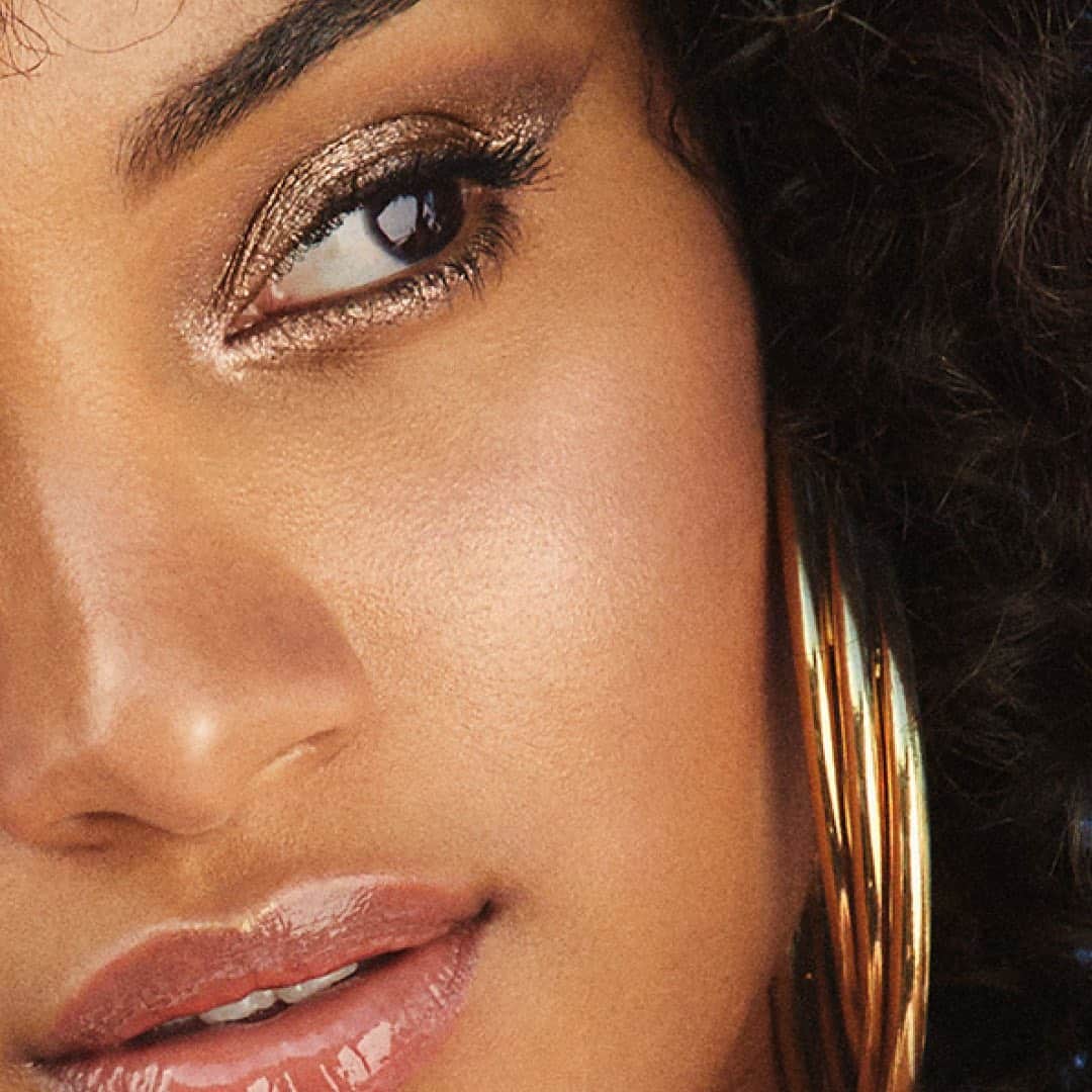 のインスタグラム：「Our hot for #summer regimen? Hit up the tops of your cheekbones with our Highlighting Powder in Warm Glow using the Precise Blending Brush to give your skin a golden sheen. ✨  #bobbibrown #summerglow #summermakeup #lipgloss #eyeshadow」