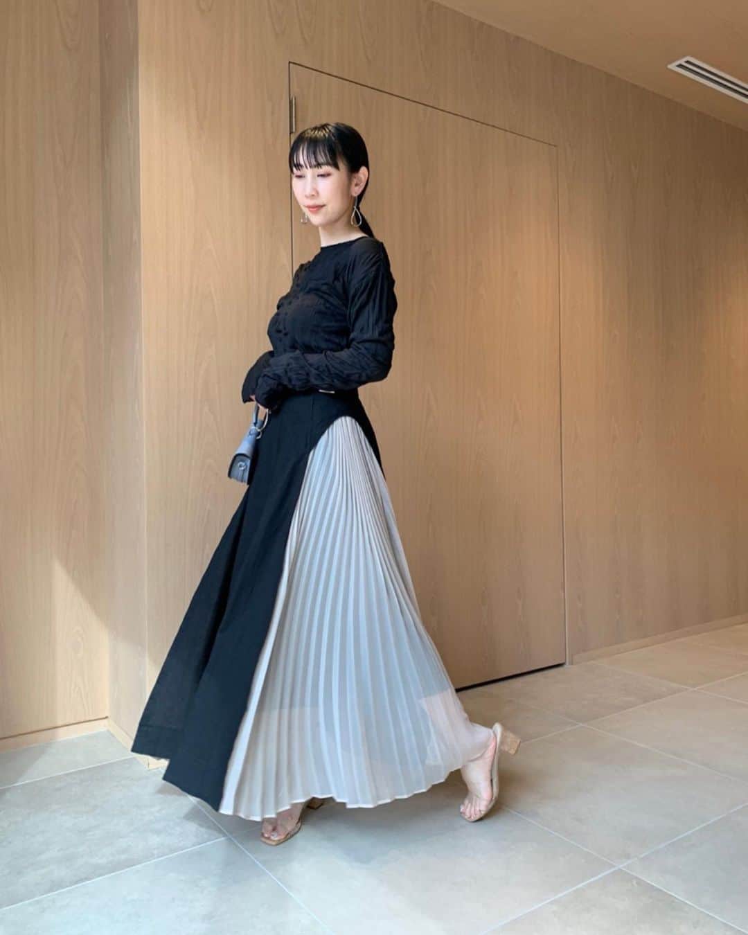 近野莉菜のインスタグラム：「5/14upのGINGER WEB/Daily Snapに掲載して頂きました🍃  両サイドを切り替え、異素材ミックスでデザインしたスウィッチングスカートを主役にしたコーディネート。 ブラックのワントーンでまとめつつ、重くなりすぎないように今季トレンドのシアー素材で抜け感を表現しました！ スカートのプリーツは歩く度に綺麗に揺れて◎ アイテムは全てSNIDELです☺︎ . @ginger_magazine  @snidel_official #SNIDEL #SNIDELsnap #stayhome」