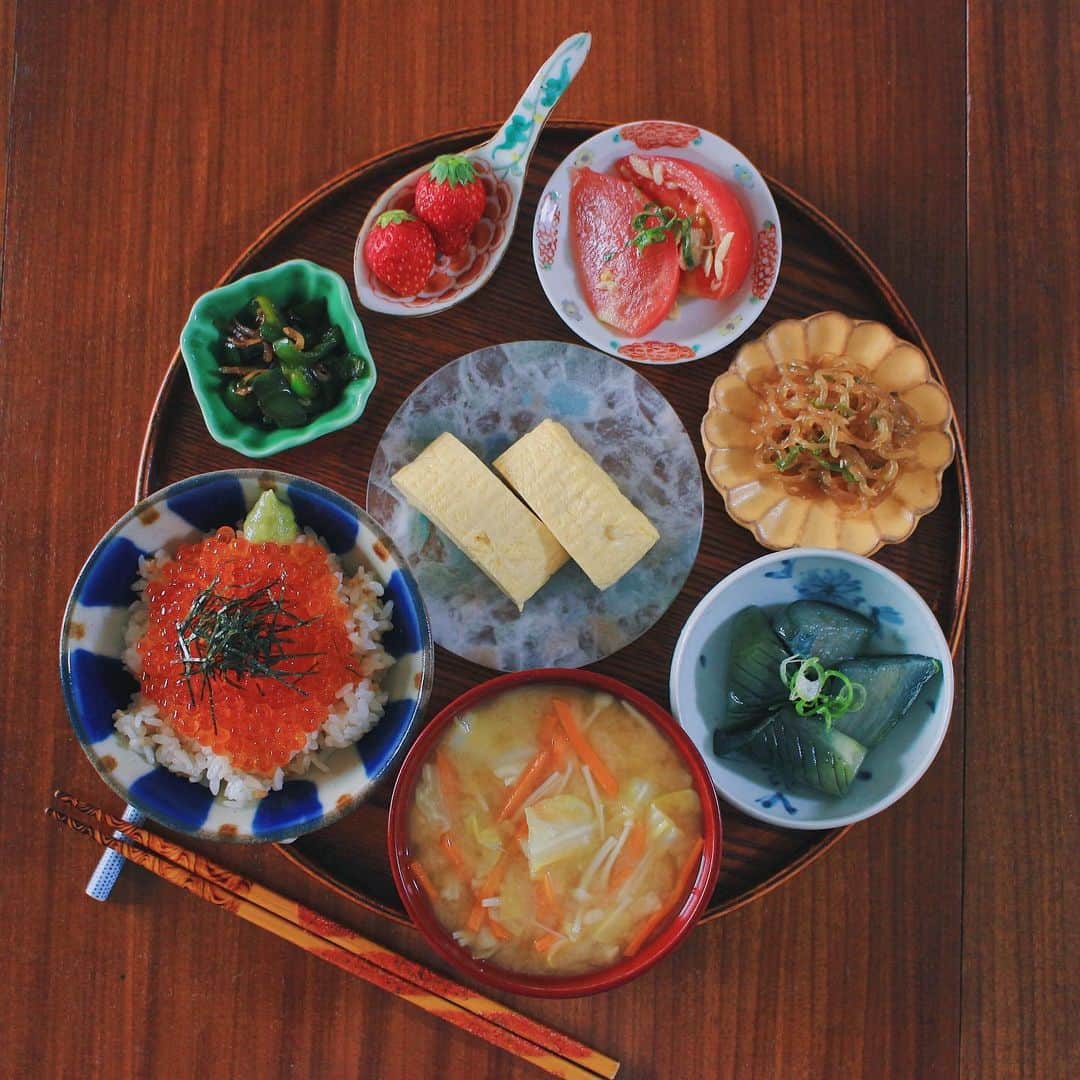 Kaori from Japanese Kitchenさんのインスタグラム写真 - (Kaori from Japanese KitchenInstagram)「ニトリ盆でいくら丼定食。おやつのお盆は無印です。 ・ こんばんは。 この前の朝昼ごはん。 手巻き寿司セットについていたいくらで 贅沢すぎるいくら丼でした。 週末で1年分のいくら食べた気がする。 (夫が「あての極み」というサイトから 取り寄せてくれました) んでもって夫の方が盛り付けが上手い説…🤭 今日のおやつはミニマドレーヌと ローズライチ紅茶でした。 #透明急須 が毎日大活躍。 ・ 今日からスタバが営業再開したとのこと。 しばらく混んでそうなので落ち着いたらいこうかな。 3月は永遠にこれが続く…くらいの感覚でしたが 少しずつ日常が戻ってきてて嬉しいような 元に戻れるかという不安があり色んな気持ちです。 もうしばらくStay homeします。 今日もお疲れ様でした。 ・ ・ ・ 【おしながき】 いくら丼 春キャベツ、新にんじん、えのきのお味噌汁 だしまき卵 茄子の揚げ浸し しらたき鞍馬煮 トマトとツナと大葉のマリネ ピーマンとじゃこの炒め物 いちご ＊薬膳走り書きは今日お休みします 　ラジオで薬膳のこと配信してるので 　時間あればそちらもどうぞ📻＊ ・ ・ ・ ・ 2020.05.19 Tue Hi from Tokyo! Today’s brunch: Ikura rice bowl, miso soup, rolled egg omelet, simmered eggplant, marinated tomato and tuna w/ Japanese herb, zen pasta, stir-fried bell pepper and baby sardines, and strawberries. ・ ・ ・ ・ ・ #breakfast #朝ごはん #おうちごはん #早餐 #薬膳 #うつわ #自炊 #stayhome #やちむん #松浦ナオコ #砂田夏海 #小澤基晴」5月19日 20時57分 - coco_kontasu