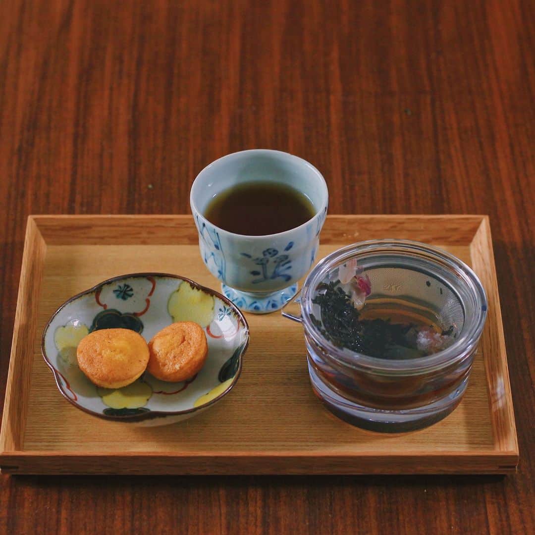 Kaori from Japanese Kitchenさんのインスタグラム写真 - (Kaori from Japanese KitchenInstagram)「ニトリ盆でいくら丼定食。おやつのお盆は無印です。 ・ こんばんは。 この前の朝昼ごはん。 手巻き寿司セットについていたいくらで 贅沢すぎるいくら丼でした。 週末で1年分のいくら食べた気がする。 (夫が「あての極み」というサイトから 取り寄せてくれました) んでもって夫の方が盛り付けが上手い説…🤭 今日のおやつはミニマドレーヌと ローズライチ紅茶でした。 #透明急須 が毎日大活躍。 ・ 今日からスタバが営業再開したとのこと。 しばらく混んでそうなので落ち着いたらいこうかな。 3月は永遠にこれが続く…くらいの感覚でしたが 少しずつ日常が戻ってきてて嬉しいような 元に戻れるかという不安があり色んな気持ちです。 もうしばらくStay homeします。 今日もお疲れ様でした。 ・ ・ ・ 【おしながき】 いくら丼 春キャベツ、新にんじん、えのきのお味噌汁 だしまき卵 茄子の揚げ浸し しらたき鞍馬煮 トマトとツナと大葉のマリネ ピーマンとじゃこの炒め物 いちご ＊薬膳走り書きは今日お休みします 　ラジオで薬膳のこと配信してるので 　時間あればそちらもどうぞ📻＊ ・ ・ ・ ・ 2020.05.19 Tue Hi from Tokyo! Today’s brunch: Ikura rice bowl, miso soup, rolled egg omelet, simmered eggplant, marinated tomato and tuna w/ Japanese herb, zen pasta, stir-fried bell pepper and baby sardines, and strawberries. ・ ・ ・ ・ ・ #breakfast #朝ごはん #おうちごはん #早餐 #薬膳 #うつわ #自炊 #stayhome #やちむん #松浦ナオコ #砂田夏海 #小澤基晴」5月19日 20時57分 - coco_kontasu