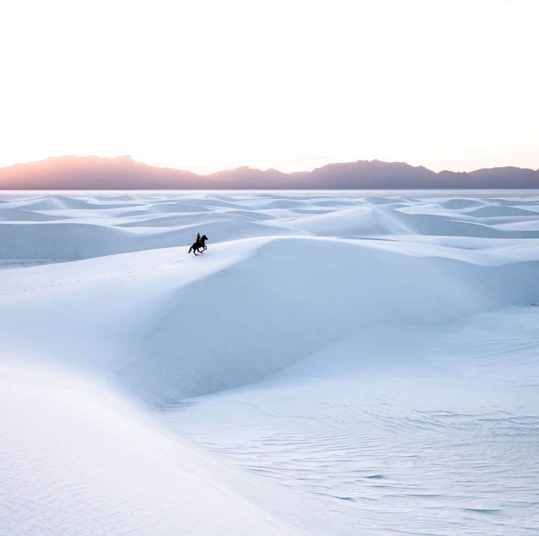 National Geographic Travelさんのインスタグラム写真 - (National Geographic TravelInstagram)「Photo by @chrisburkard | White Sands National Park, the largest gypsum dune field in the world, is in the Tularosa Basin of New Mexico. A wonder of their own, the dunes are like an ocean, with endless waves of gypsum sand engulfing 275 square miles (712 square kilometers) of desert. You don’t have to walk far to escape tourists or see any footprints other than your own.」5月19日 21時07分 - natgeotravel