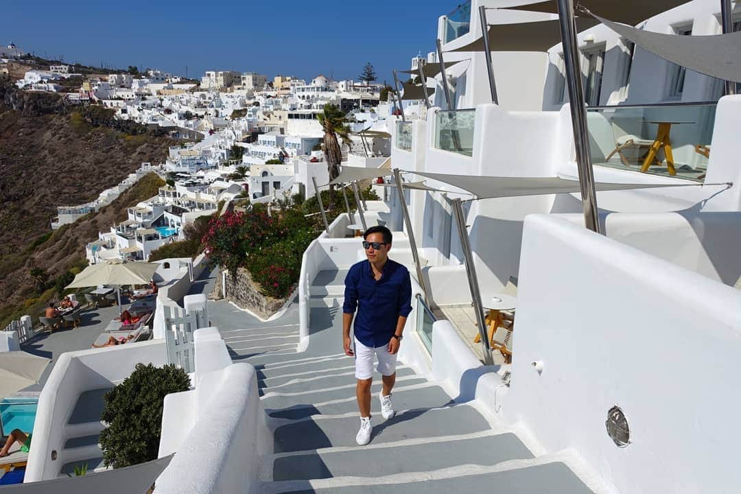 DJ DAIKI（若林大輝）さんのインスタグラム写真 - (DJ DAIKI（若林大輝）Instagram)「#死ぬまでに行きたい世界の絶景 #ギリシャ #サントリーニ #旅ログ . Throwback Santorini Greece🇬🇷 . 年間250日海外を周っていた時が 数年あり北欧スウェーデンから ギリシャに4時間のフライト✈️ . そして遂にエーゲ海に浮かぶ 白い宝石の島『サントリーニ島』に上陸！ . 到着した瞬間あまりの絶景と 映画で見ていた光景が目の前にあり めちゃくちゃ感動して鳥肌立った . 吸い込まれそうな程青いエーゲ海と 断崖絶壁に広がる真っ白な街並。 . このサントリーニ島の 美しい絶景をずっと見つめながら 死ぬまでに一つでも多く  時間もお金もかけて自分の行きたい場所には 必ず自分の足で全てまわりたいと 強く思った一生忘れられない日。 . 世界にまた旅に出れる様になったら 必ず行きたい思い出の島。 . #Santorini #Island #Greece #過去pic #サントリーニ島 #旅の思い出 #エーゲ海 #greece」5月19日 21時07分 - daiki.wakabayashi