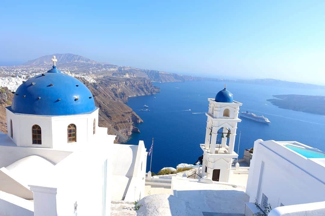 DJ DAIKI（若林大輝）さんのインスタグラム写真 - (DJ DAIKI（若林大輝）Instagram)「#死ぬまでに行きたい世界の絶景 #ギリシャ #サントリーニ #旅ログ . Throwback Santorini Greece🇬🇷 . 年間250日海外を周っていた時が 数年あり北欧スウェーデンから ギリシャに4時間のフライト✈️ . そして遂にエーゲ海に浮かぶ 白い宝石の島『サントリーニ島』に上陸！ . 到着した瞬間あまりの絶景と 映画で見ていた光景が目の前にあり めちゃくちゃ感動して鳥肌立った . 吸い込まれそうな程青いエーゲ海と 断崖絶壁に広がる真っ白な街並。 . このサントリーニ島の 美しい絶景をずっと見つめながら 死ぬまでに一つでも多く  時間もお金もかけて自分の行きたい場所には 必ず自分の足で全てまわりたいと 強く思った一生忘れられない日。 . 世界にまた旅に出れる様になったら 必ず行きたい思い出の島。 . #Santorini #Island #Greece #過去pic #サントリーニ島 #旅の思い出 #エーゲ海 #greece」5月19日 21時07分 - daiki.wakabayashi