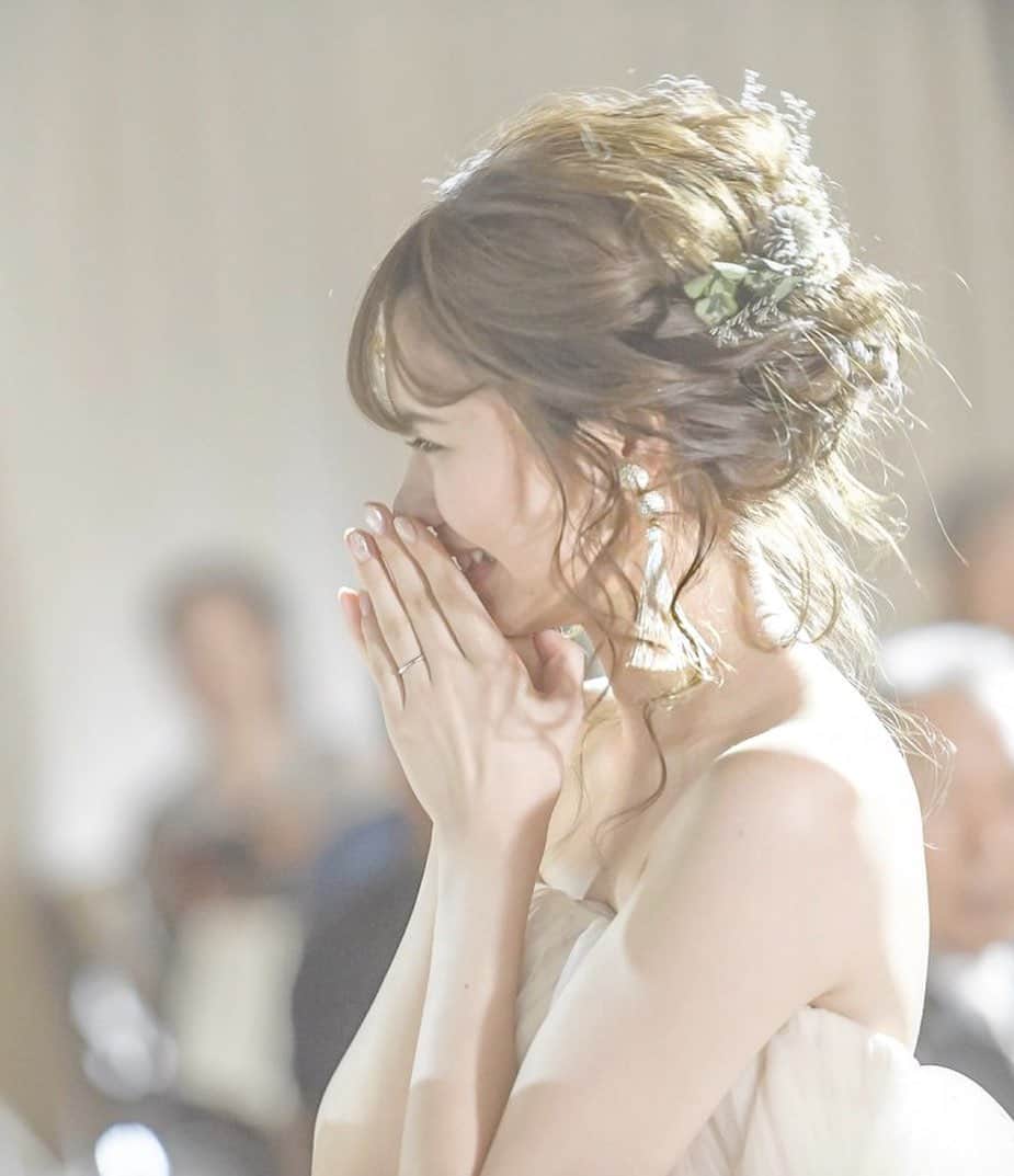 のインスタグラム：「柔らかでナチュラルな雰囲気が素敵🌿卒花嫁のウェディングフォト9選🌿💕 . . ...................................... 💒こちらのお写真の情報 ...................................... . 会場名 ： アーブルオランジュ  エリア ： #マイレポ静岡  会場ID ：【2205】 . →@weddingnews_concierge の🔗に5桁のID番号をいれると式場の詳細（本当の料金・口コミ・写真など）がチェックできます😊 . 📲インスタグラムで「式場探し・フェア予約」をする方法は文章の下をチェックしてね⬇︎ ...................................... . . 💐wedding____25さんの結婚式について . 『ギフト』をテーマに、アットホームな雰囲気とナチュラルウェディングを叶えたwedding____25さんのウェディング👰🏻 . 木の温もりを感じる、緑に囲まれた #チャペル での #挙式 🌿 . 広々としたガーデンでの演出にこだわり、写真撮影やウェディングケーキのセレモニーを 💕 . ほかの演出などはあまり行わず、ゲストと話す時間を多くしたことでゆっくり話すことができ、ゲストと一緒に楽しむことができたそう😊✨ . wedding____25さんが感動した素敵なエピソードもご紹介しますね💕 . 予算的に辞めていたバージンロードの花と、ガーデンから再入場する際のシャボン玉の演出💐.◌* . お母さんがこっそりプランナーさんと打ち合せをされていて、当日は花もシャボン玉もあり、希望の演出が叶えられたんだとか😍✨ . お母さんからの愛がこもったサプライズ✨温かい気持ちになれちゃう素敵なエピソードですよね💕 . #かすみ草 をふんだんに取り入れた装花や、可憐でナチュラルなコーディネートも素敵🌿 #ナチュラルウェディング に憧れる花嫁さん必見です🕊 . どの #ウェディングフォト も素敵なので、ぜひスワイプ👉🏻してみてくださいね✨ . .  wedding____25さんの花嫁ID❤49266 . @weddingnews_brides の🔗に↑の5桁の数字をいれると、こちらの花嫁さんの式場／マイレポ／インスタIDが見られます✨ . . ...................................... 💒インスタグラムから式場を探す方法 ...................................... . ①マイレポ〇〇 ↑〇〇に自分の都道府県を入れてハッシュタグ検索（例：マイレポ東京） . ②気になるポストに書いてある【式場ID】or【花嫁ID】をメモする . . 💒【式場IDで探す】 ID（数字4桁)を @weddingnews_concierge の🔗にいれると式場の詳細（本当の料金・写真・口コミなど）がチェックできます😊 . . 👰【花嫁IDで探す】 ID（数字5桁)を @weddingnews_brides の🔗にいれると該当ポストの花嫁さんの式場／マイレポ／インスタIDがチェックできます😊 . . ⚠️式場・花嫁さんを検索する（ID番号・＠）は別々なので、気をつけてくださいね ............................................................................ . . 📲プロポーズされる前から卒花した後も楽しめる✨結婚式準備No１アプリ💕 #ウェディングニュース の詳細は @weddingnews_editor からダウンロードしてね✨ . . . . #結婚式 #結婚式準備 #ウェディング #プレ花嫁#結婚 #花嫁 #ウエディング #ファッション好きな人と繋がりたい #婚約 #2021春婚 #日本中のプレ花嫁さんと繋がりたい #2020夏婚 #2020秋婚 #卒花レポ #プロポーズ #アーブルオランジュ #静岡結婚式 #ガーデンウェディング #結婚式レポ #ウェディングドレス #ブライダルヘア #2021冬婚」