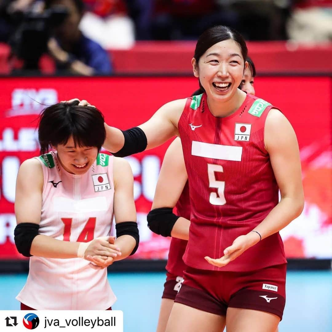 荒木絵里香さんのインスタグラム写真 - (荒木絵里香Instagram)「【Post by All-Grip】 #Repost @jva_volleyball ・・・ 【みんなでつなごう笑顔のボール】 2019シーズンの #火の鳥NIPPON の笑顔😄 その④  #小幡真子 #荒木絵里香 @all_grip_sports  #みんなでつなごう笑顔のボール #バレーボールの笑顔 #みんなの笑顔 . #バレーボール #バレー #バレー部 #ビーチバレーボール #ビーチバレー #sports#athlete#volleyball#smile」5月19日 21時01分 - erika_araki_official