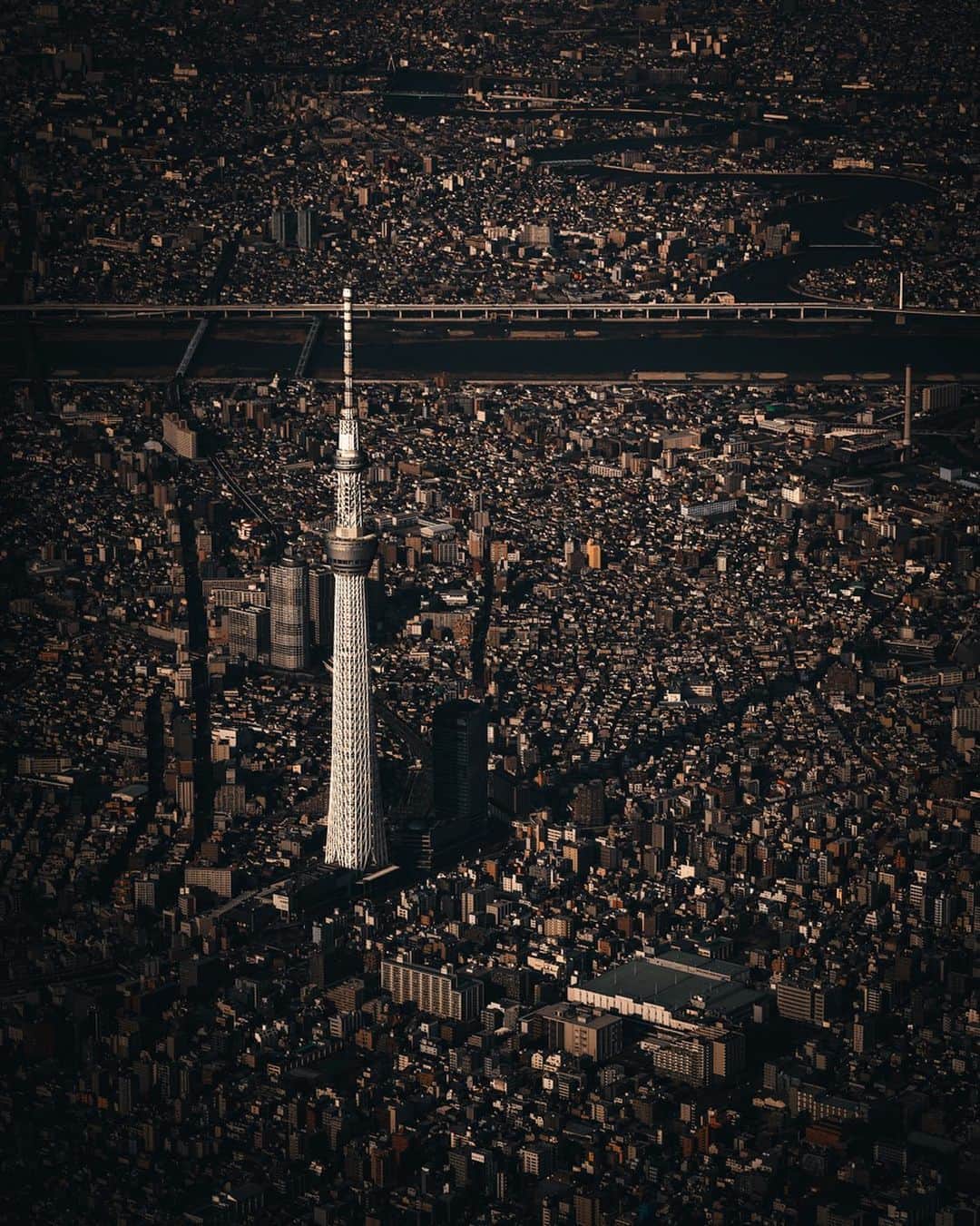 R̸K̸のインスタグラム：「When you look at the world from a height place, everything becomes small and insignificant. Let us have the great mind and an immense heart, because it can master any difficulty. #hellofrom ・ ・ ・ ・ #bestvacations #beautifuldestinations #earthfocus #earthoffcial #earthpix #thegreatplanet #discoverearth #fantastic_earth #awesome_earthpix #lifeofadventure #livingoneart #theglobewanderer #visualambassadors #stayandwander #IamATraveler  #TLPics #depthobsessed #visit #voyaged #sonyalpha #bealpha #aroundtheworldpix #moodygrams #artofvisuals  #complexphotos #HYPEBEAST #hbouthere #hsinthefield #luxuryworldtraveler @sonyalpha @hypebeast @highsnobiety @lightroom @soul.planet @earthfever @9gag @500px」