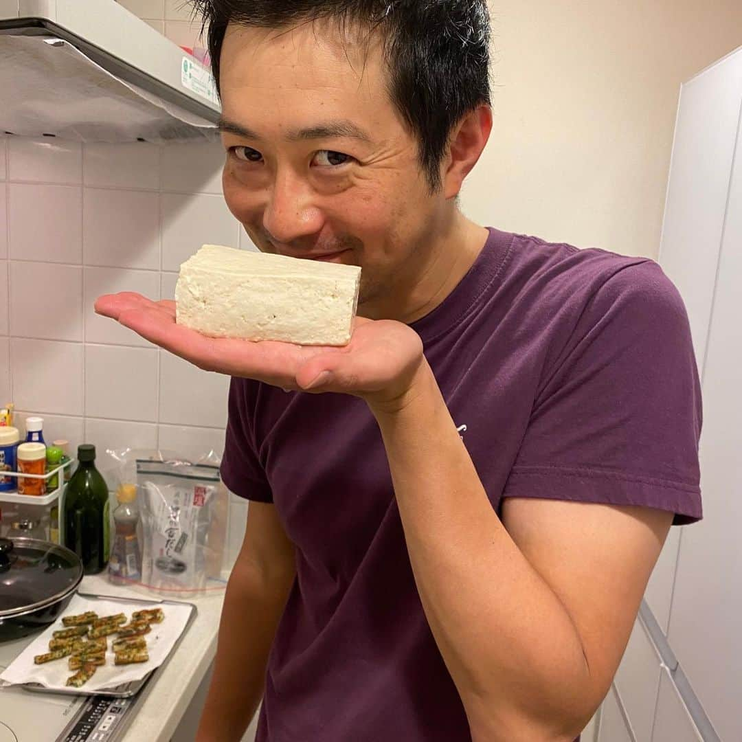 宮下純一さんのインスタグラム写真 - (宮下純一Instagram)「今日は麻婆豆腐にチャレンジ😘いやーーーー本格的なの作ってしまって辛い辛い😆5枚目の写真プール上がり並みです💦💦竹輪の磯辺揚げもおつまみに最高😻👍#おうち時間 #おうちごはん #麻婆豆腐 #辛いもので汗かく💦 #プール上がり並みの濡れ方 #お風呂に入ったのに汗だく💦 #磯辺揚げちくわ」5月19日 21時16分 - junichi1017